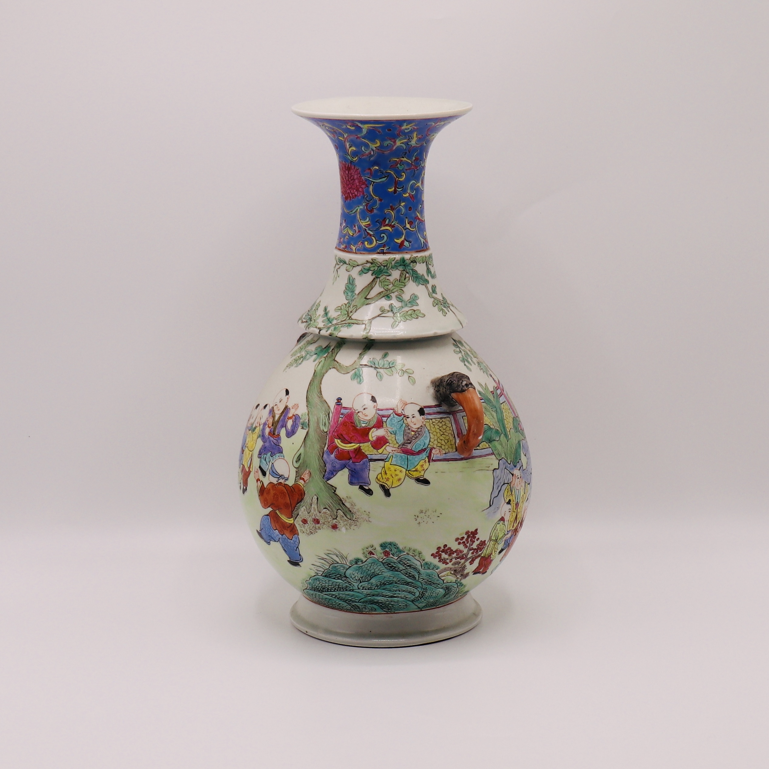 A LARGE CHINESE FAMILLE ROSE VASE, QING DYNASTY (1644-1911) - Image 2 of 5