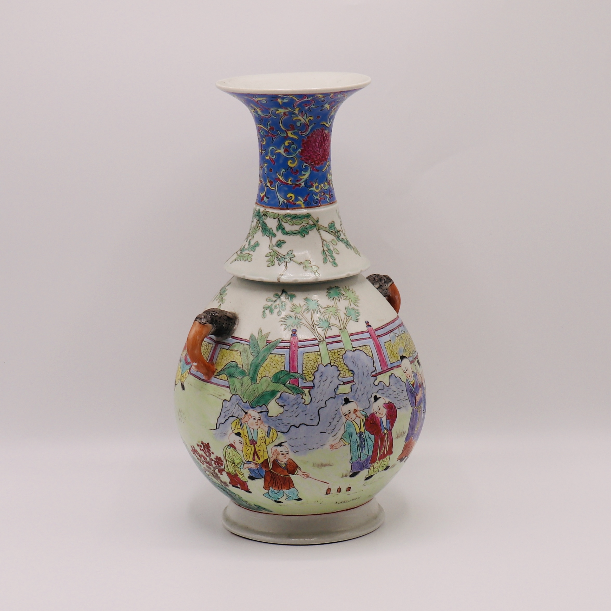 A LARGE CHINESE FAMILLE ROSE VASE, QING DYNASTY (1644-1911) - Image 3 of 5