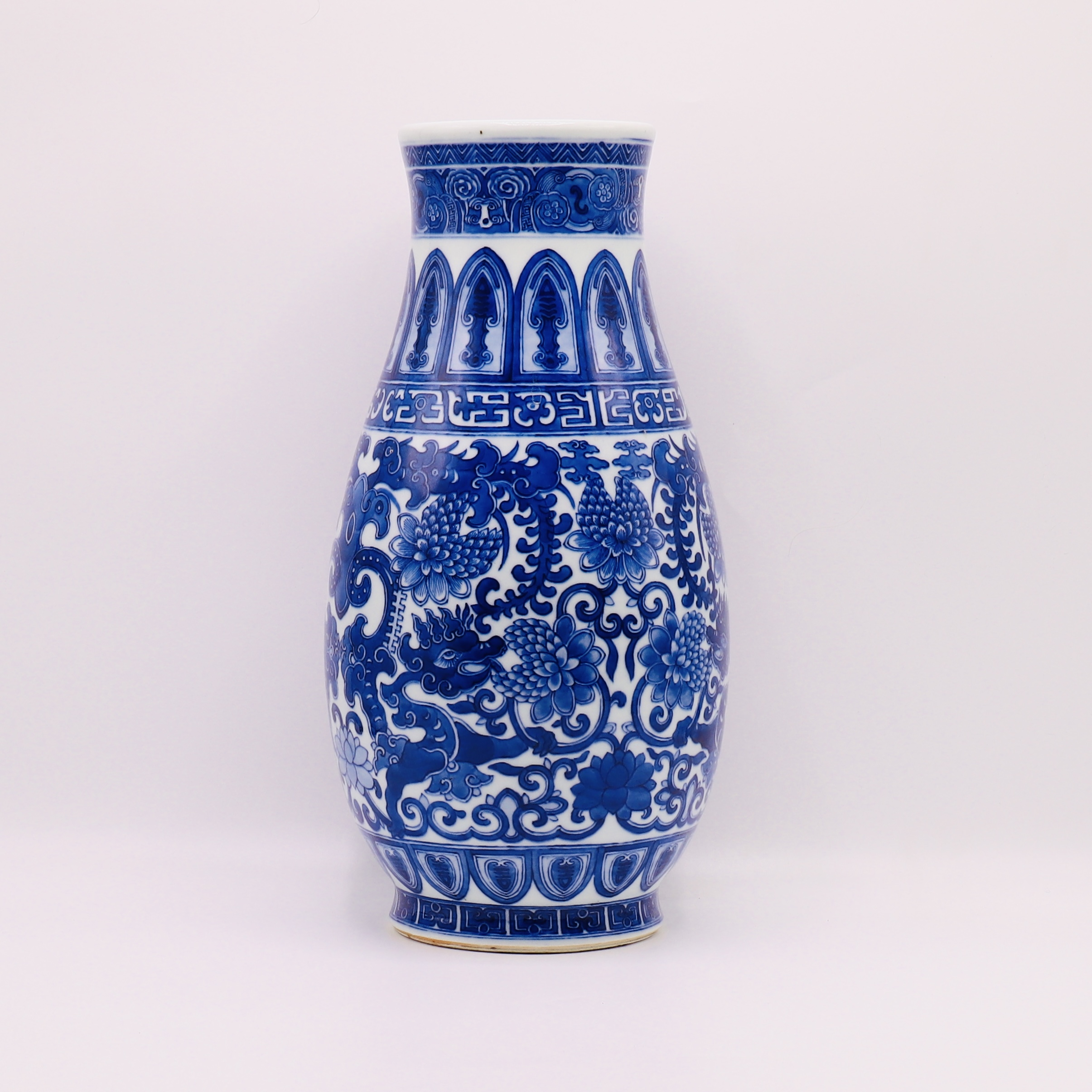 A CHINESE BLUE & WHITE VASE, QIANLONG SEAL MARK BUT PROBABLY LATER QING DYNASTY (1644-1911) - Image 3 of 6