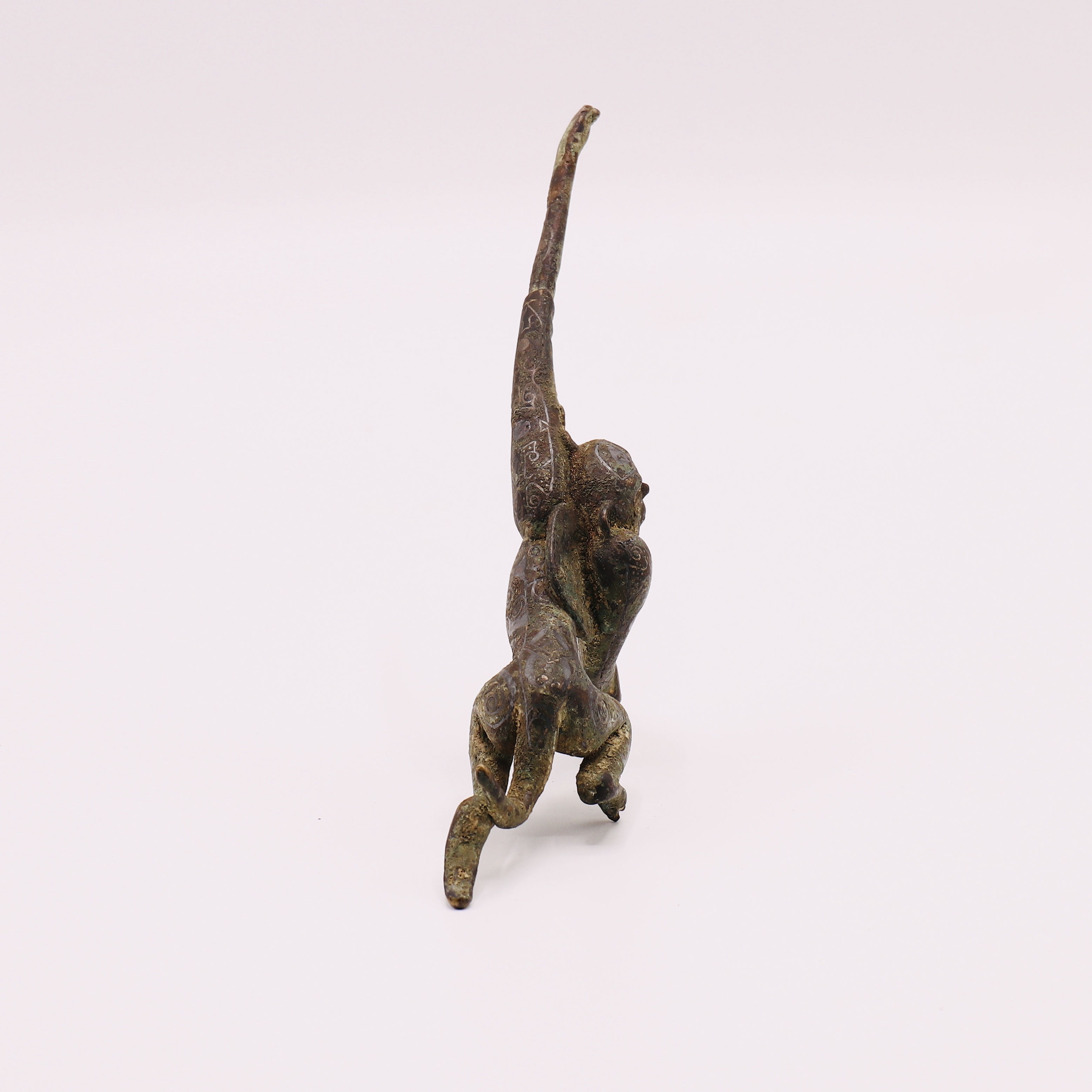 A VERY RARE CHINESE ARCHAIC BRONZE FIGURE OF A LEAPING MONKEY, WESTERN HAN DYNASTY (206 BC-AD 8) - Image 4 of 5