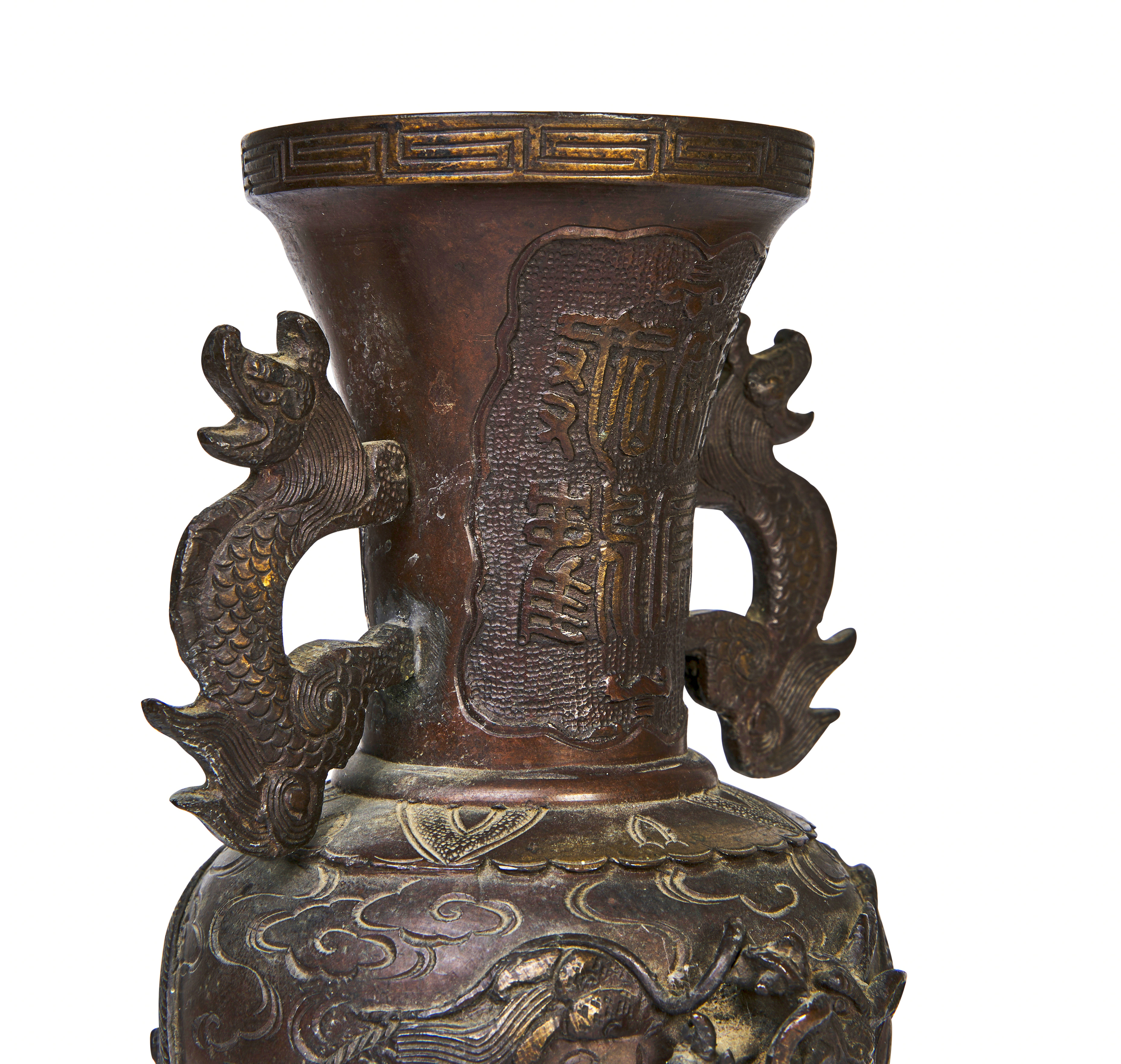 A CHINESE BRONZE VASE IN THE MANNER OF ARCHAIC FORM, MING OR LATER - Image 4 of 6