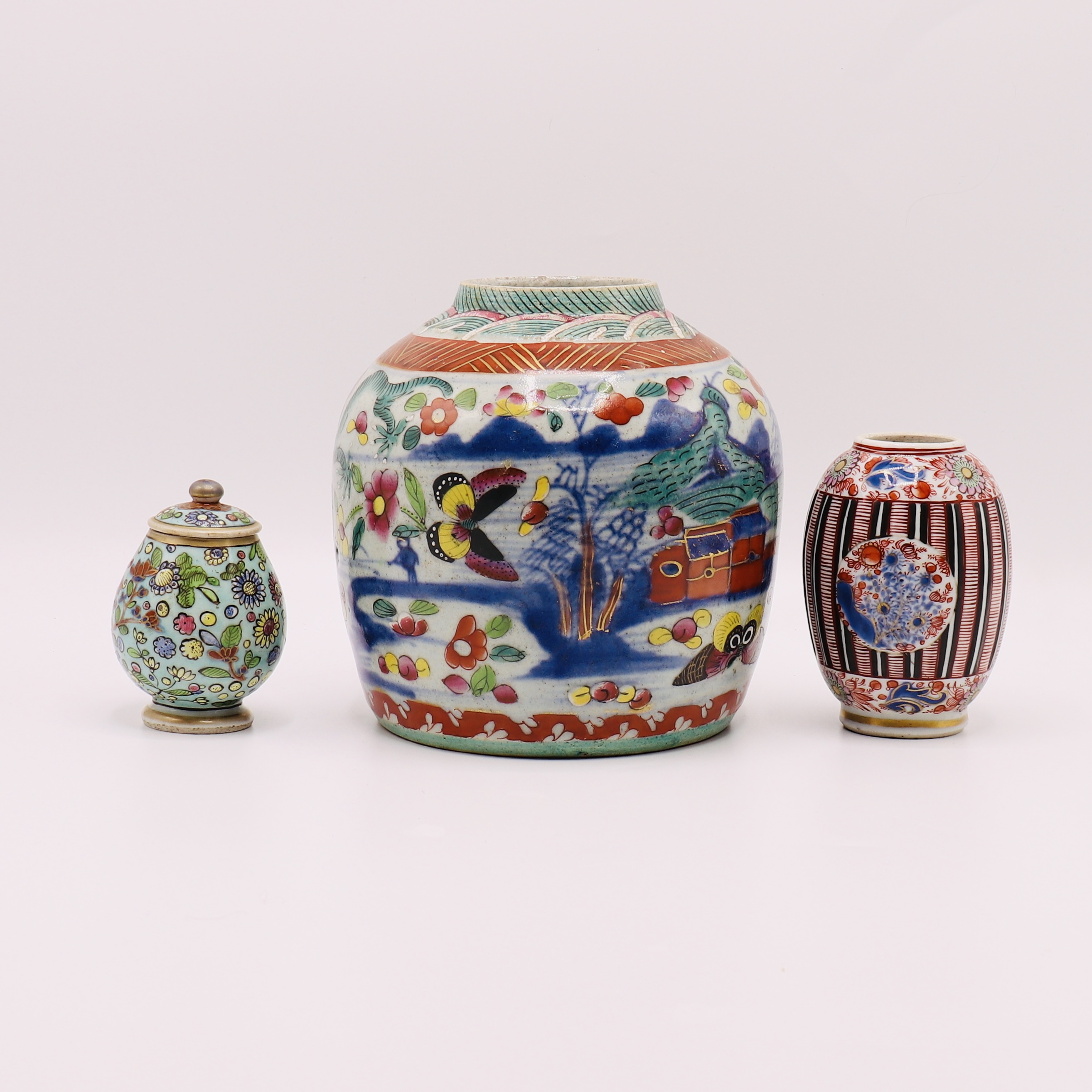 THREE CHINESE FAMILLE ROSE JARS, QING DYNASTY (1644-1911) - Image 2 of 5