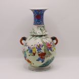 A LARGE CHINESE FAMILLE ROSE VASE, QING DYNASTY (1644-1911)
