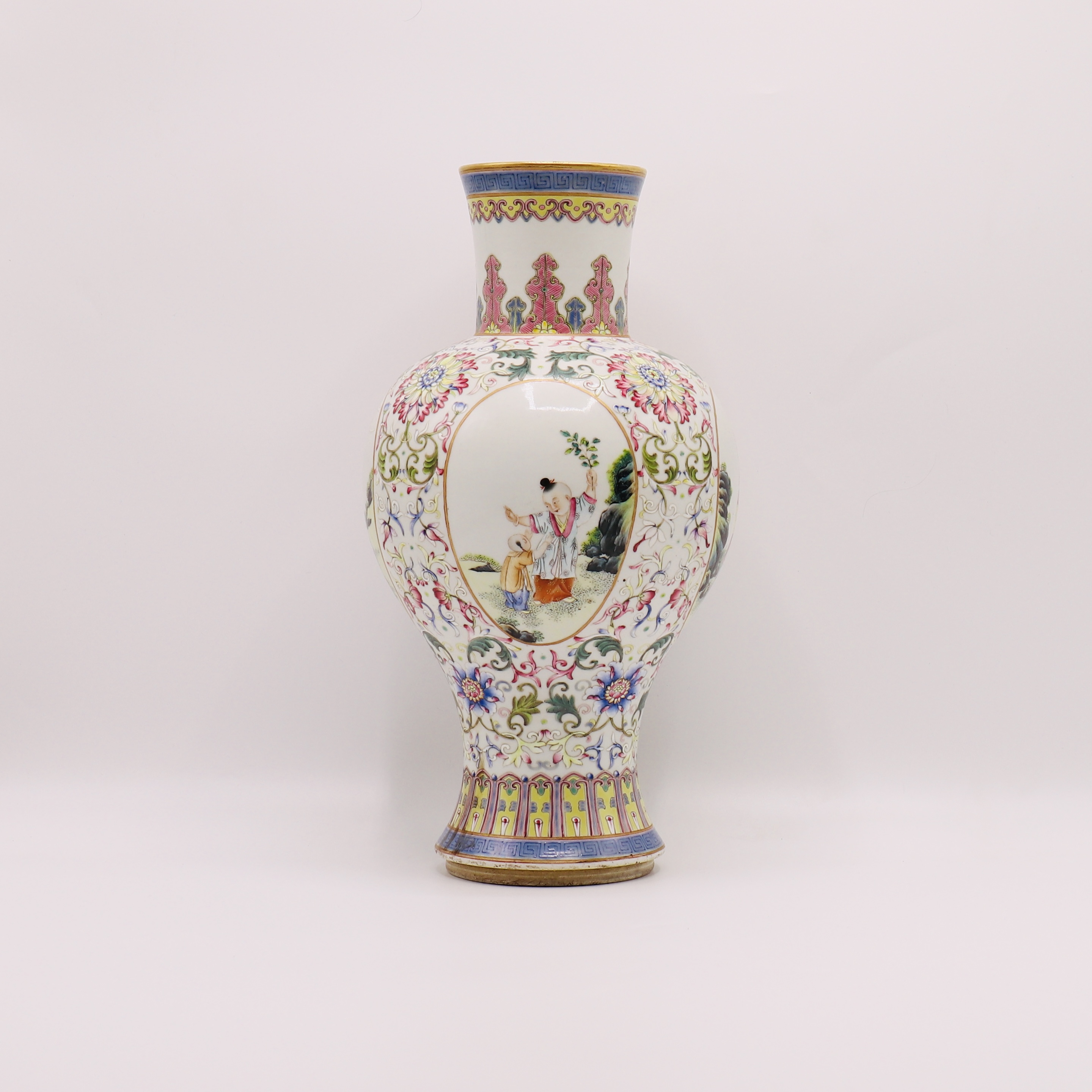 A CHINESE FAMILLE ROSE VASE, QING DYNASTY (1644-1911) - Image 2 of 7