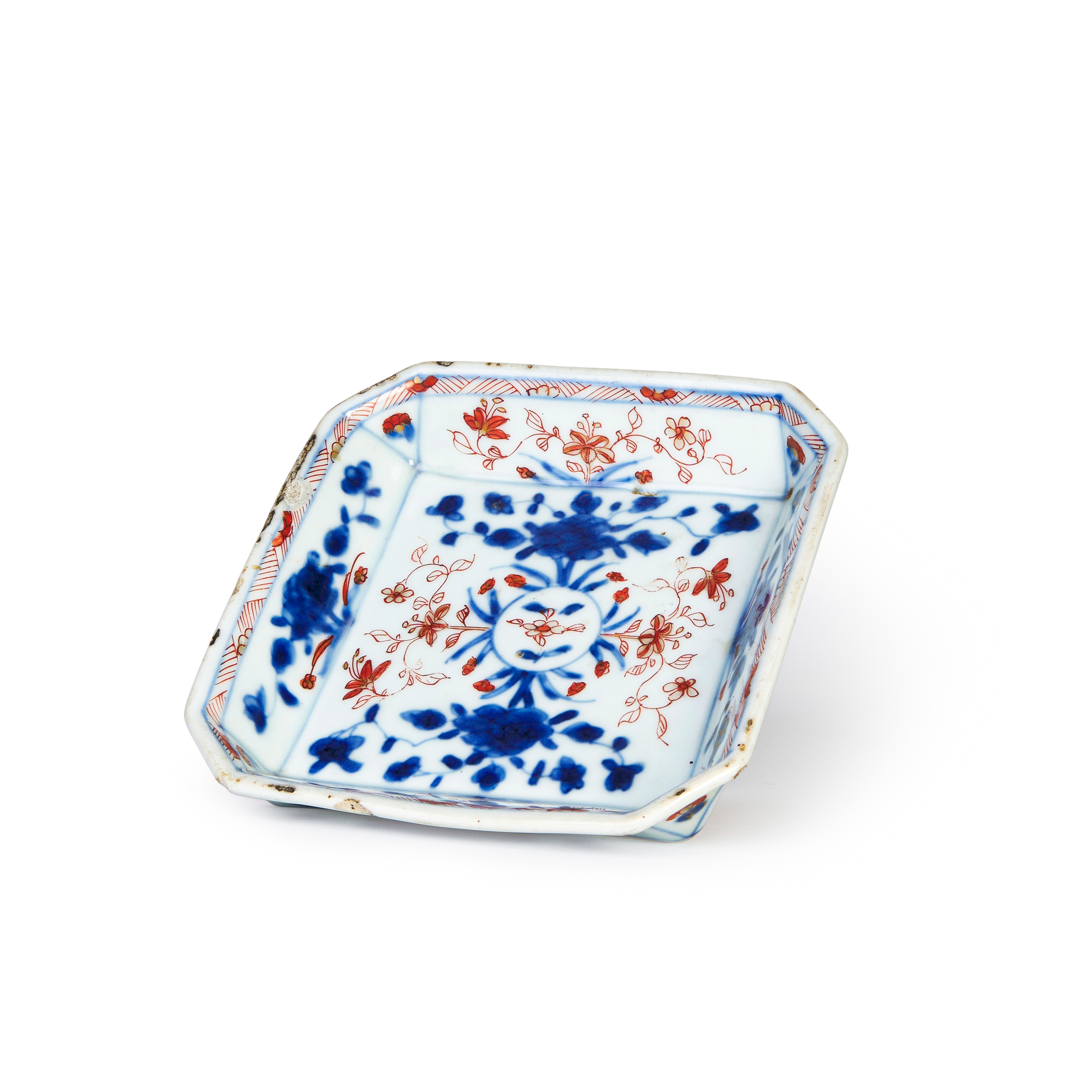 A CHINESE IMARI DISH, KANGXI PERIOD (1662-1722)