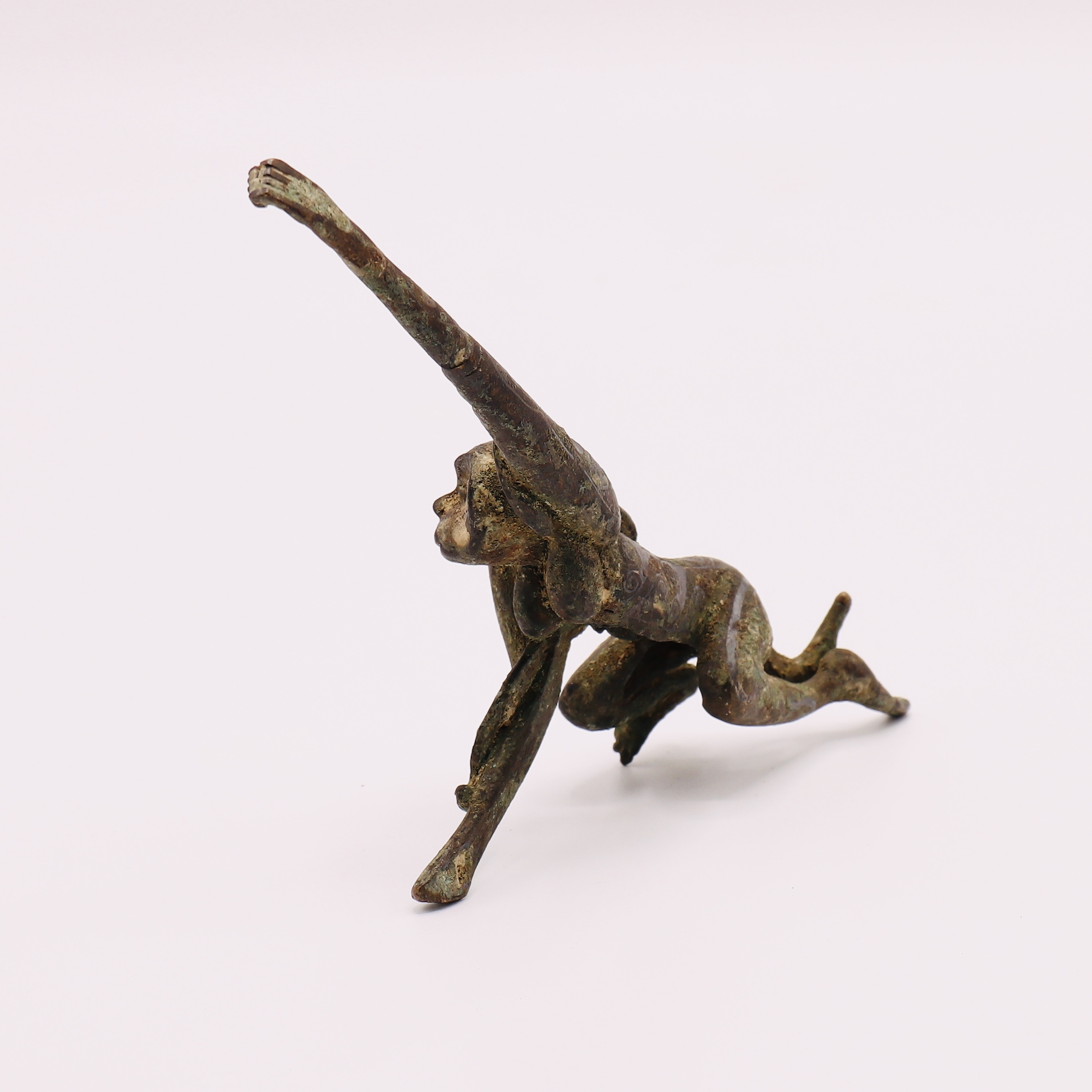 A VERY RARE CHINESE ARCHAIC BRONZE FIGURE OF A LEAPING MONKEY, WESTERN HAN DYNASTY (206 BC-AD 8) - Image 3 of 5