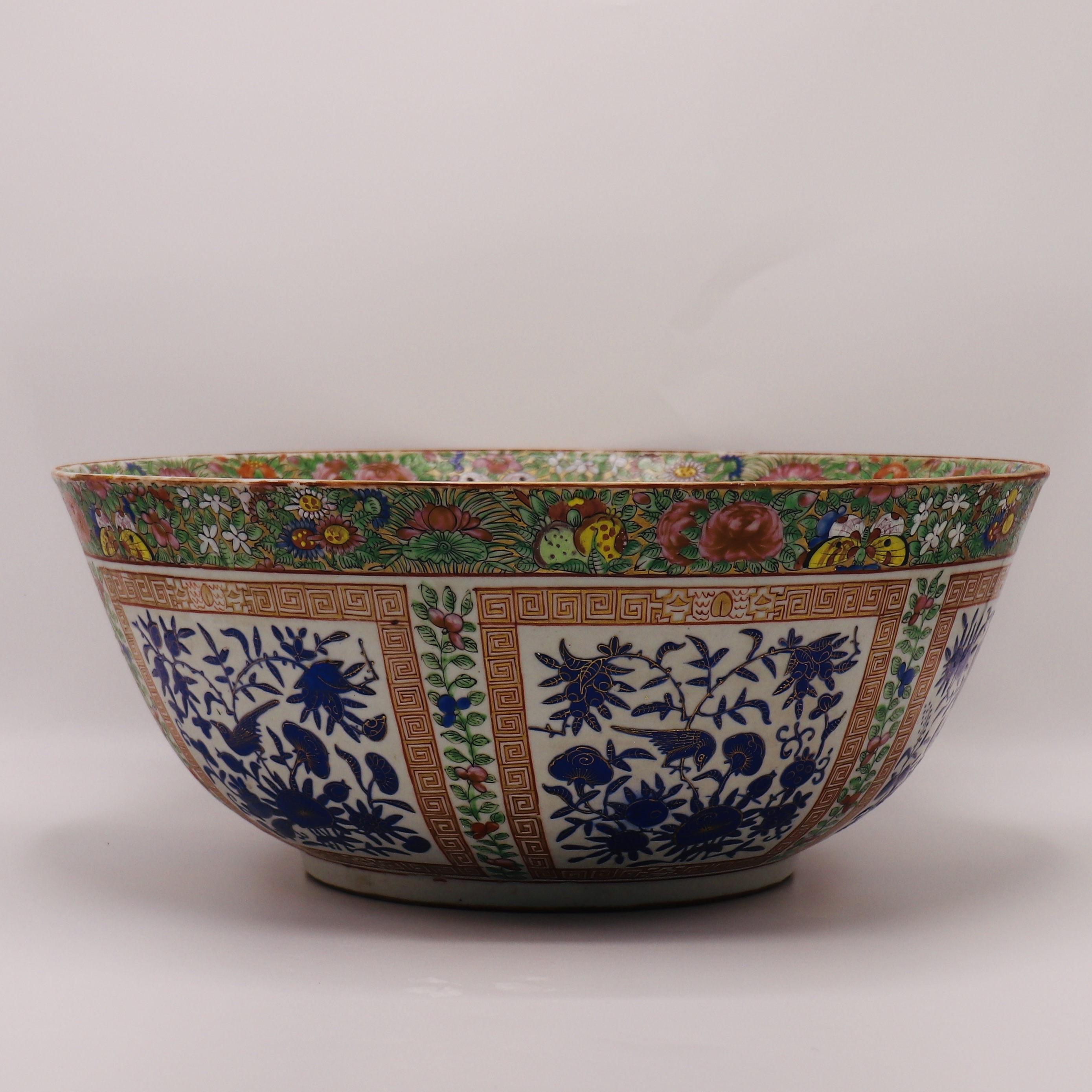 A LARGE CHINESE FAMILLE ROSE PUNCH BOWL WITH ISLAMIC INSCRIPTION, QING DYNASTY (1644-1911)