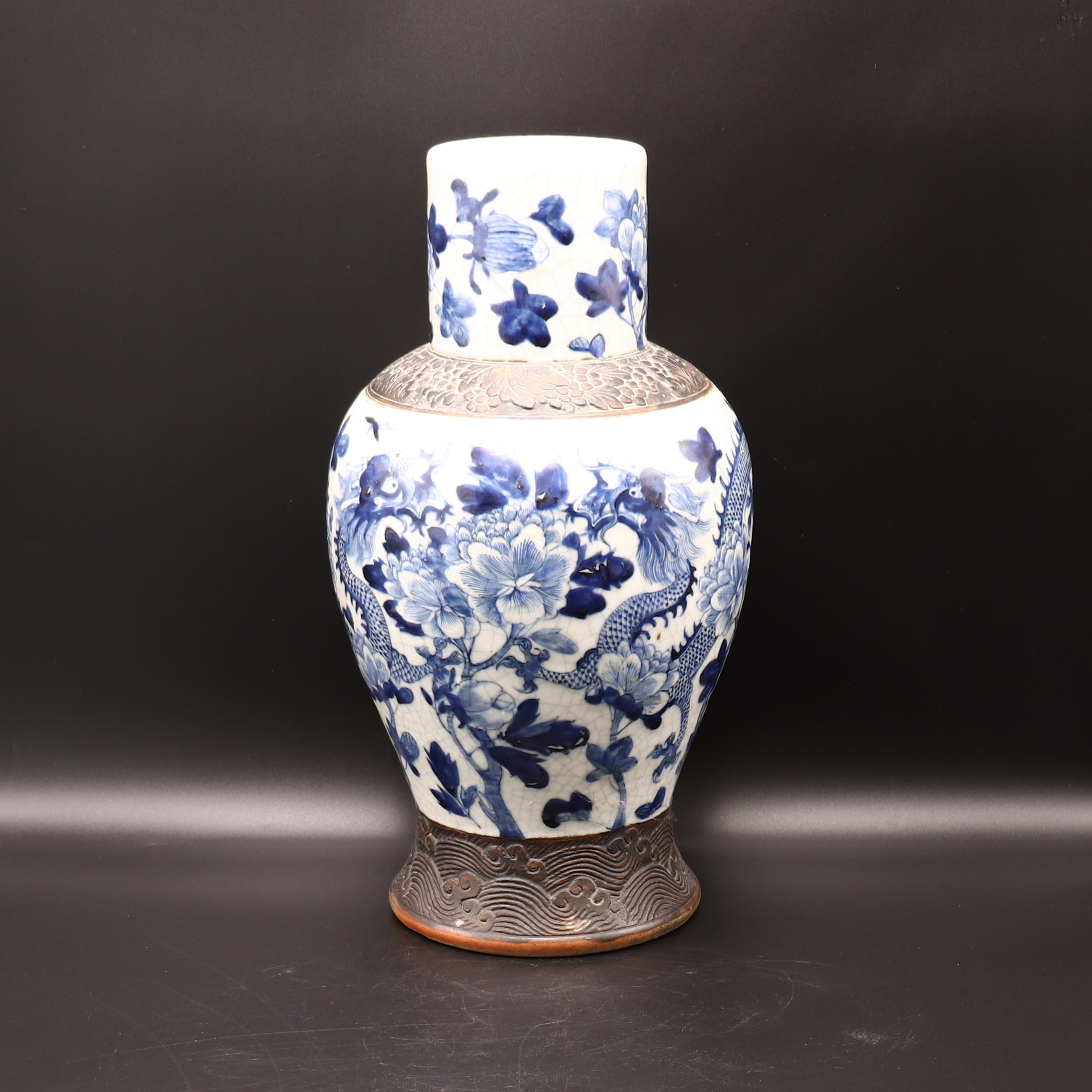 A CHINESE BLUE & WHITE CRACKLE VASE DEPICTING DRAGONS, 19TH CENTURY - Image 5 of 8