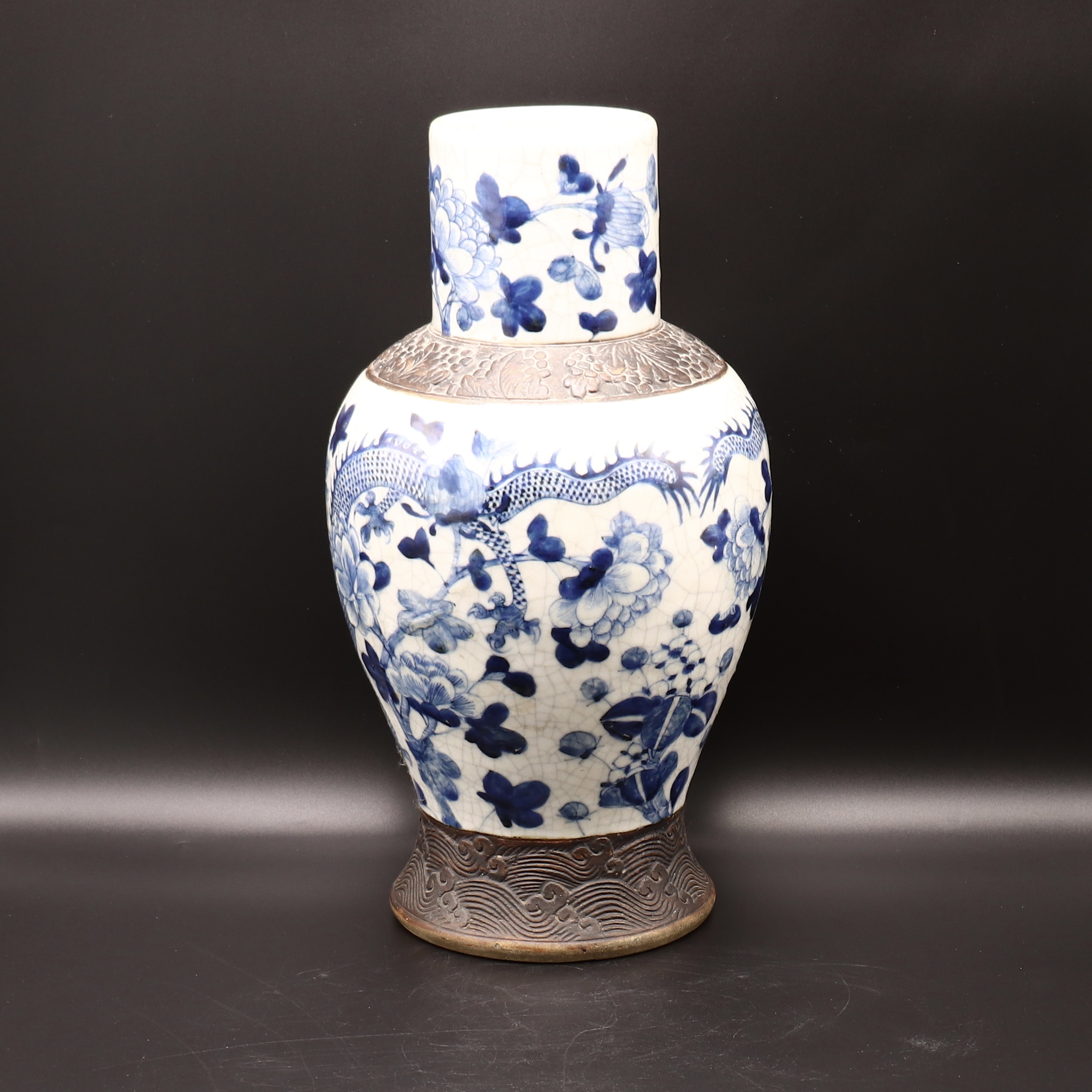 A CHINESE BLUE & WHITE CRACKLE VASE DEPICTING DRAGONS, 19TH CENTURY - Image 3 of 8