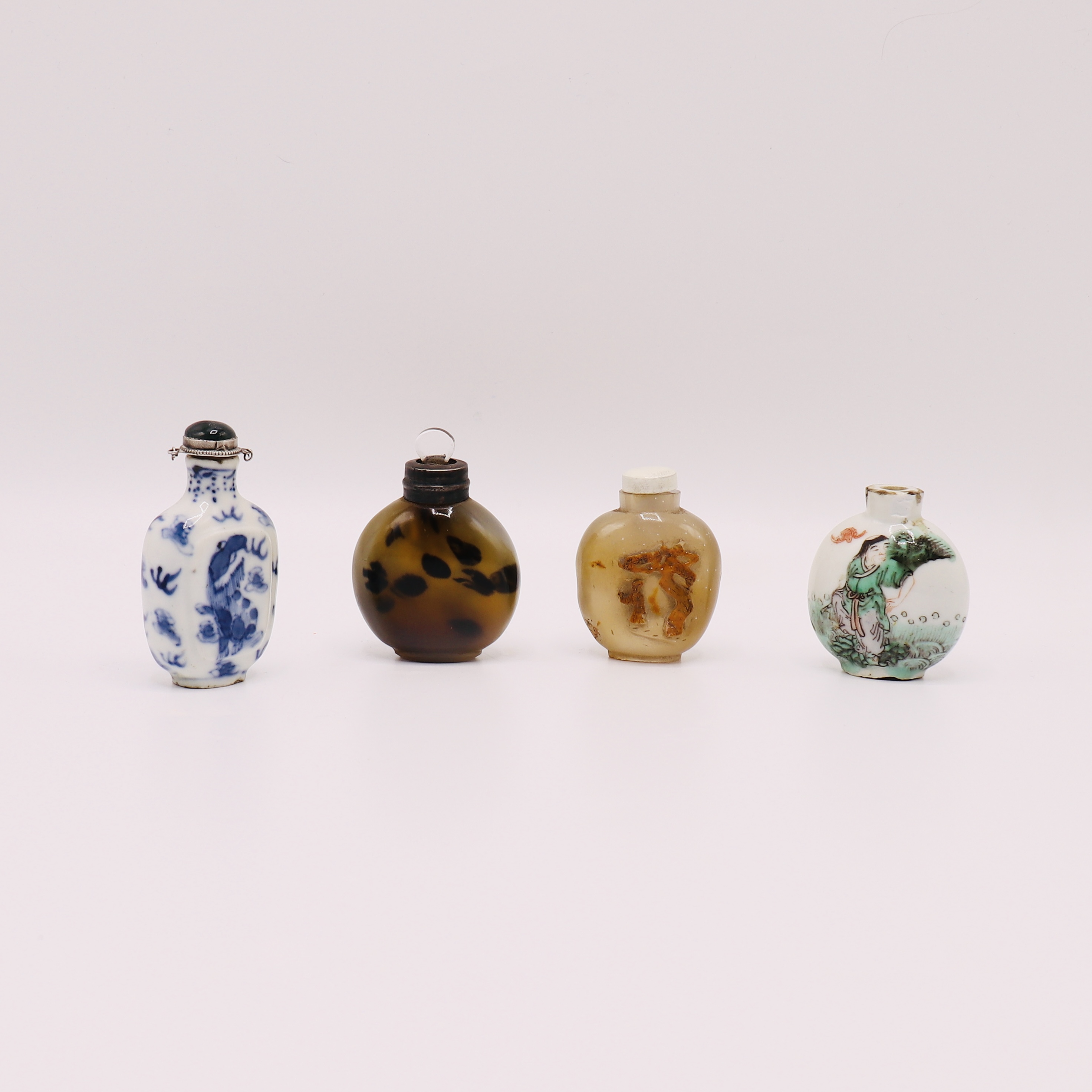 ASSORTMENT OF CHINESE SNUFF BOTTLES, QING DYNASTY (1644-1911) - Image 2 of 5