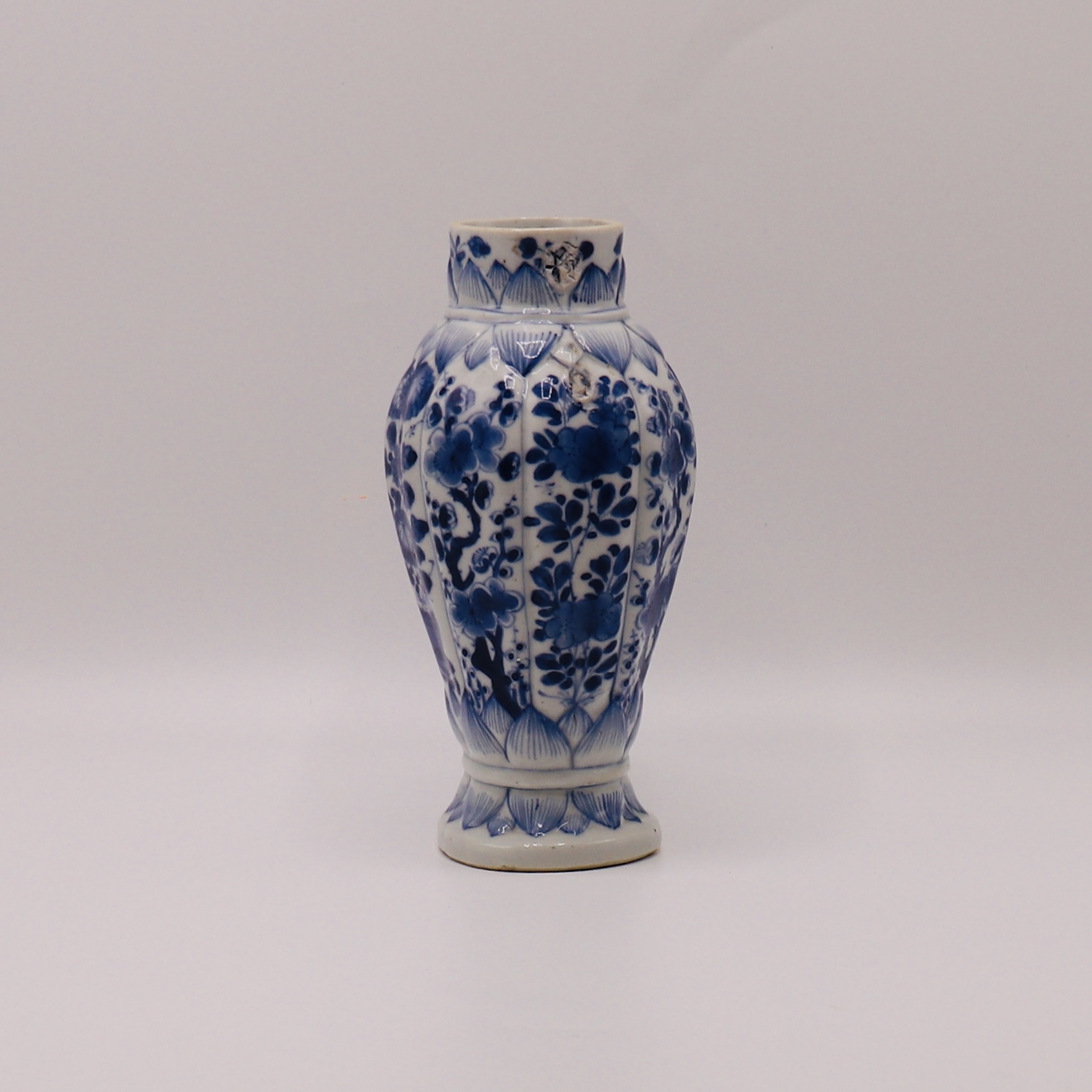A CHINESE BLUE & WHITE VASE, KANGXI PERIOD (1662-1722) - Image 5 of 7