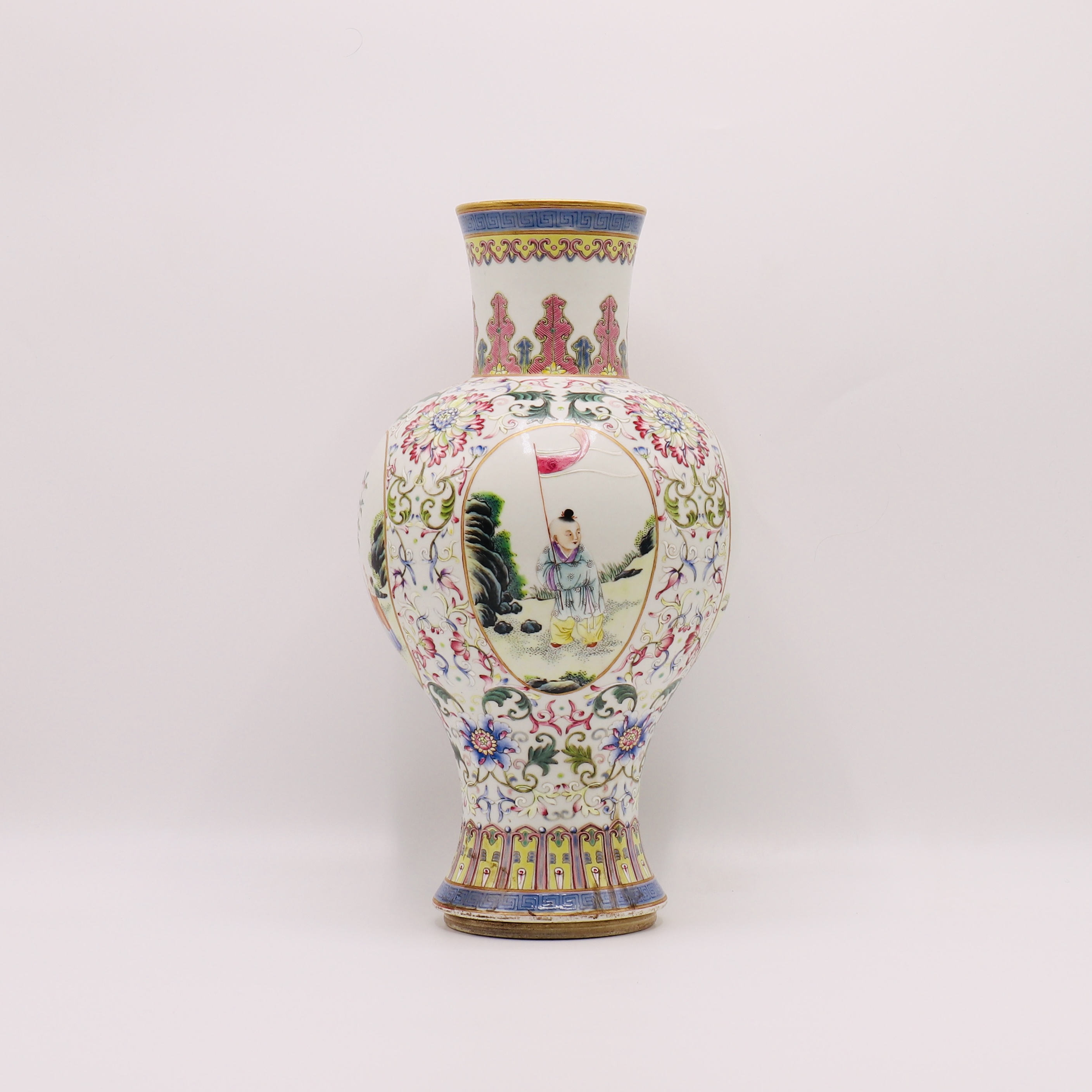 A CHINESE FAMILLE ROSE VASE, QING DYNASTY (1644-1911)