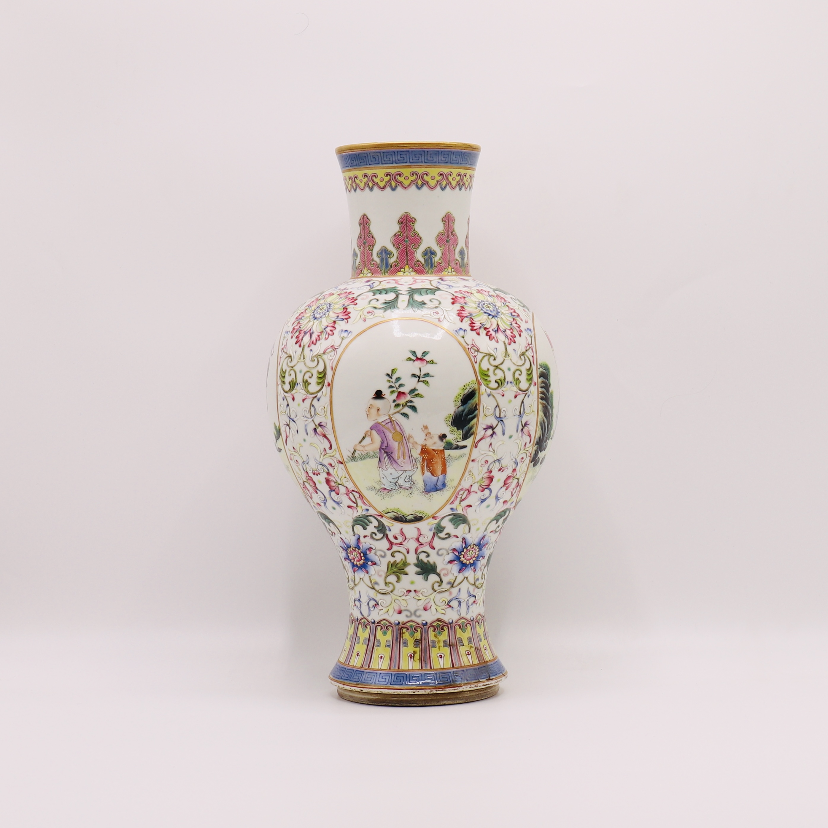 A CHINESE FAMILLE ROSE VASE, QING DYNASTY (1644-1911) - Image 4 of 7