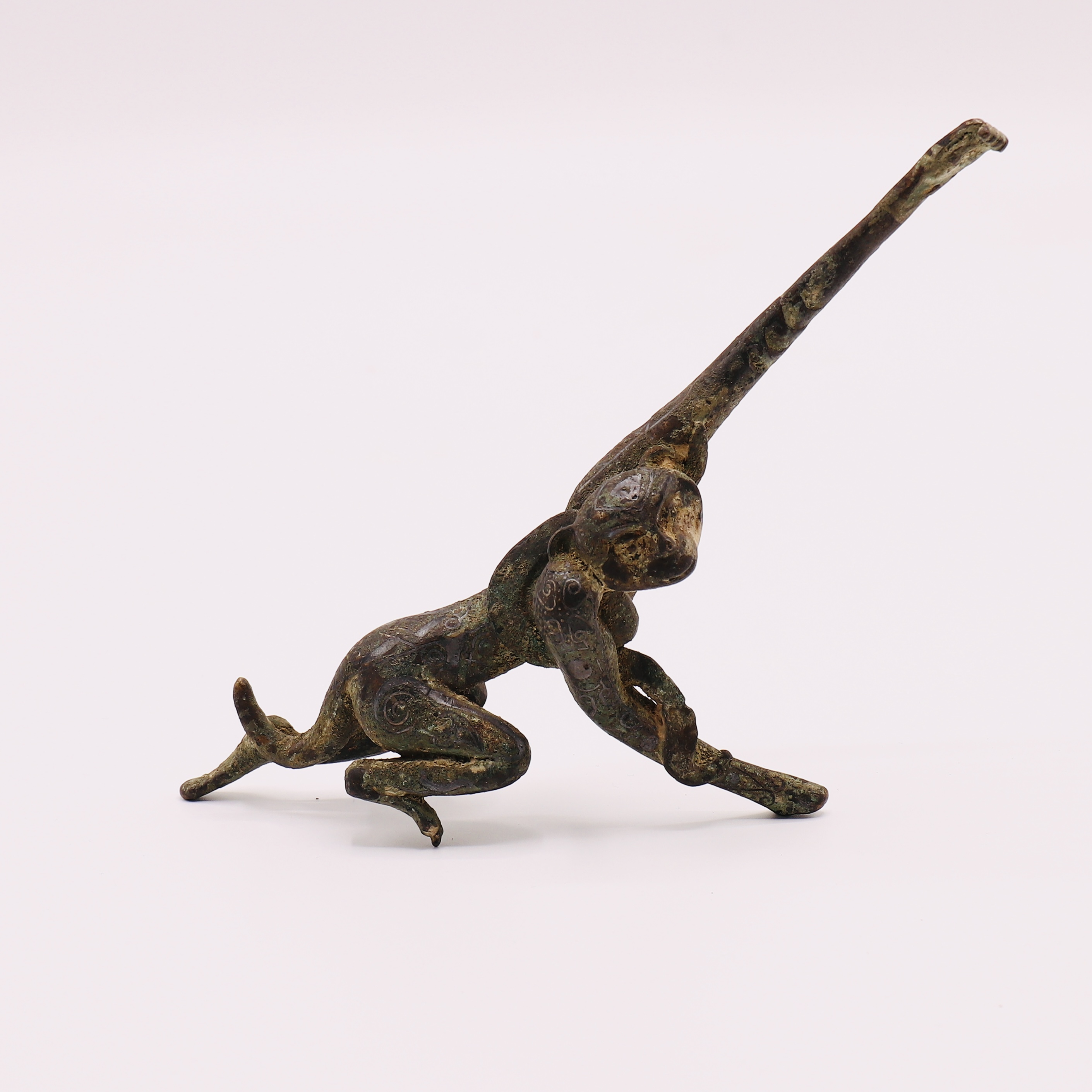 A VERY RARE CHINESE ARCHAIC BRONZE FIGURE OF A LEAPING MONKEY, WESTERN HAN DYNASTY (206 BC-AD 8) - Image 2 of 5