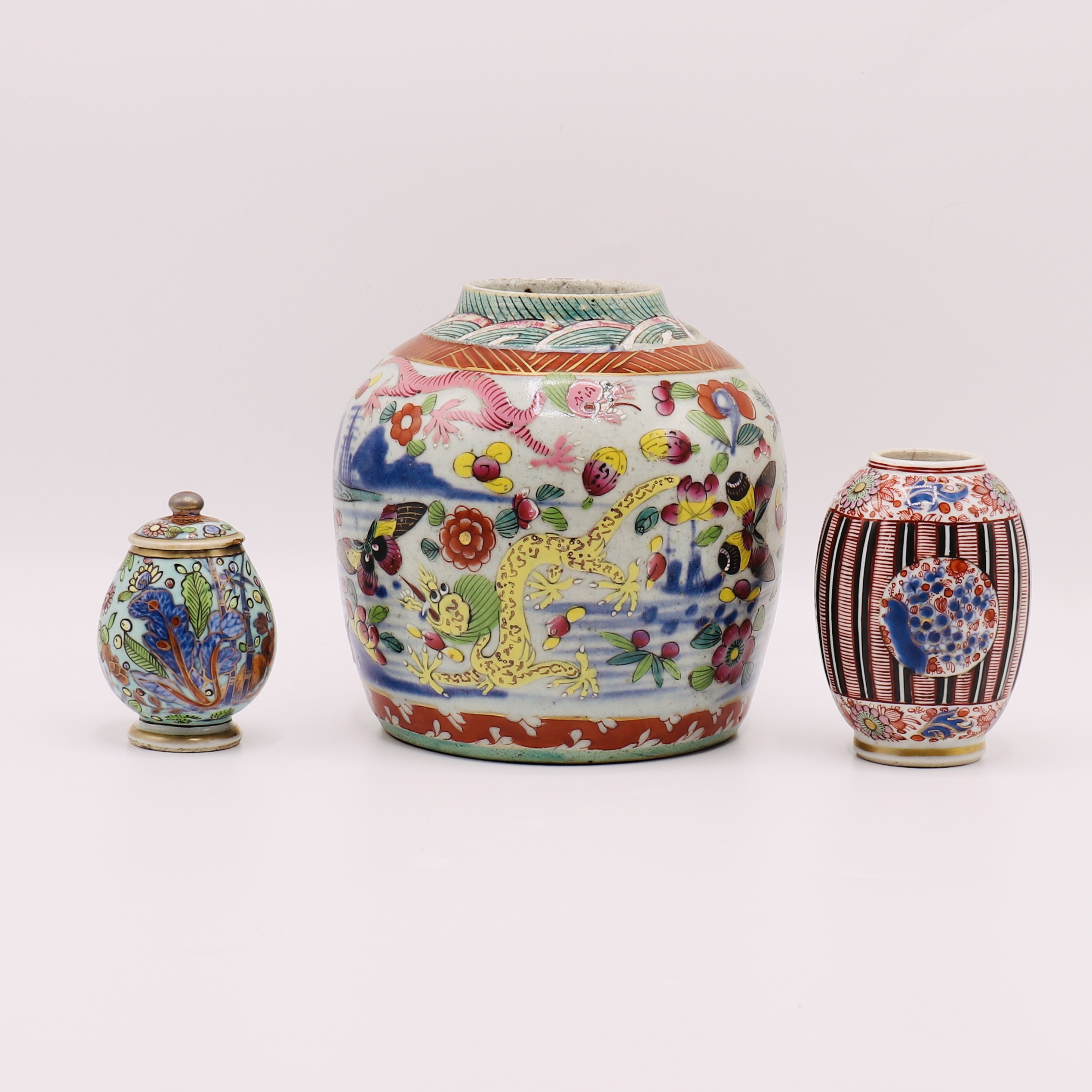 THREE CHINESE FAMILLE ROSE JARS, QING DYNASTY (1644-1911) - Image 3 of 5