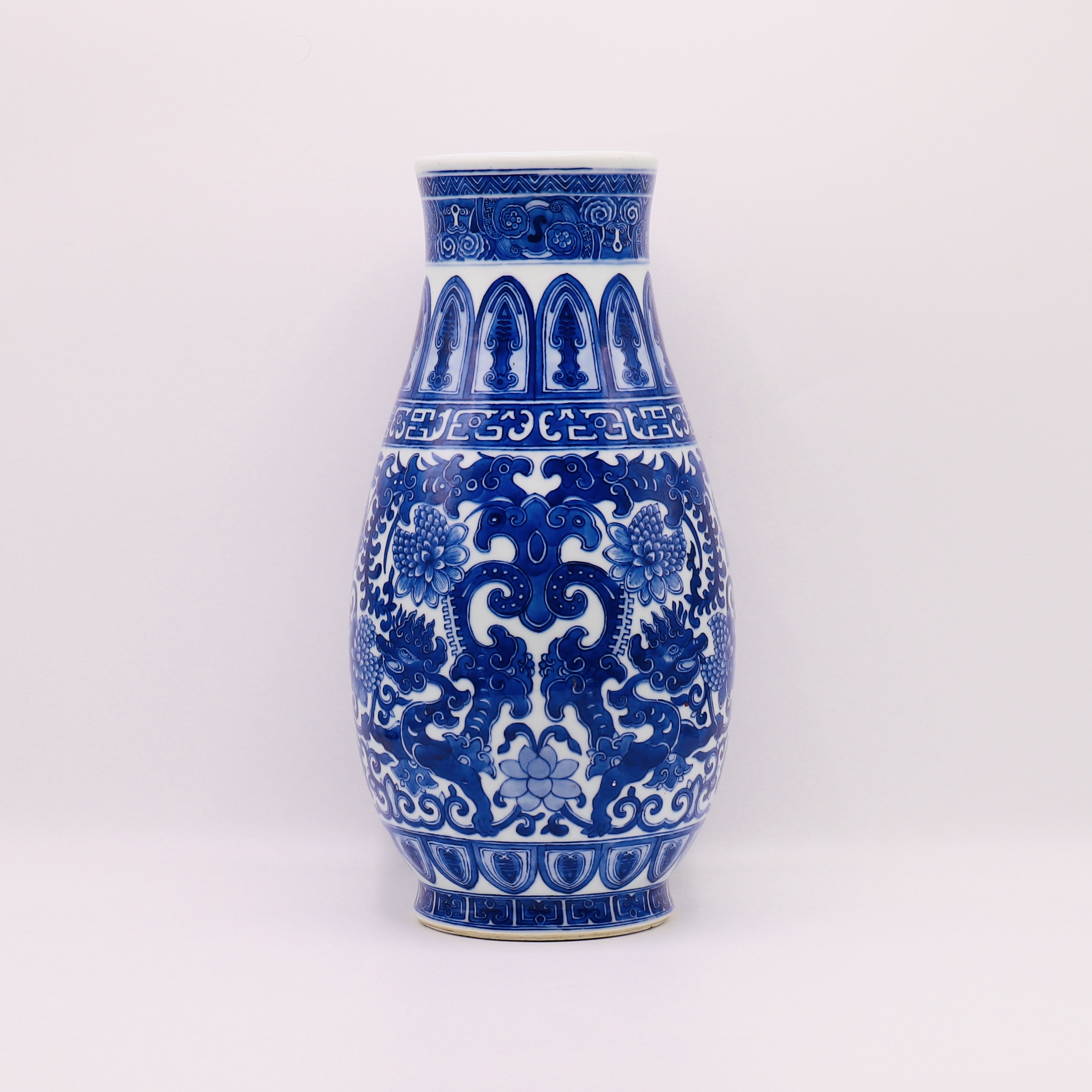 A CHINESE BLUE & WHITE VASE, QIANLONG SEAL MARK BUT PROBABLY LATER QING DYNASTY (1644-1911) - Image 2 of 6