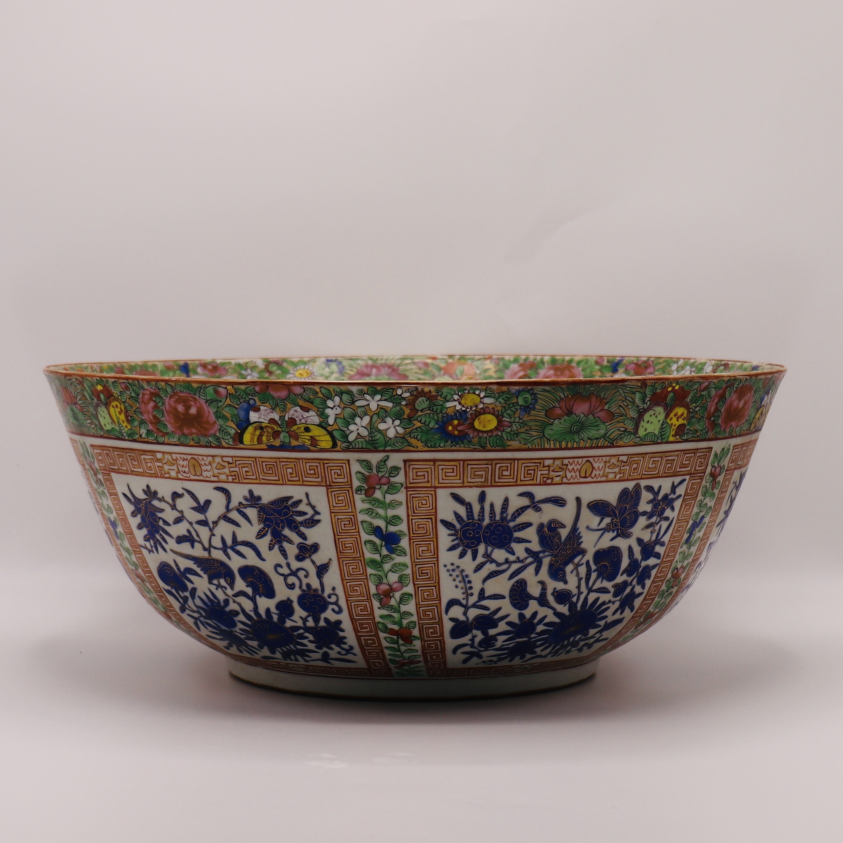 A LARGE CHINESE FAMILLE ROSE PUNCH BOWL WITH ISLAMIC INSCRIPTION, QING DYNASTY (1644-1911) - Image 2 of 6