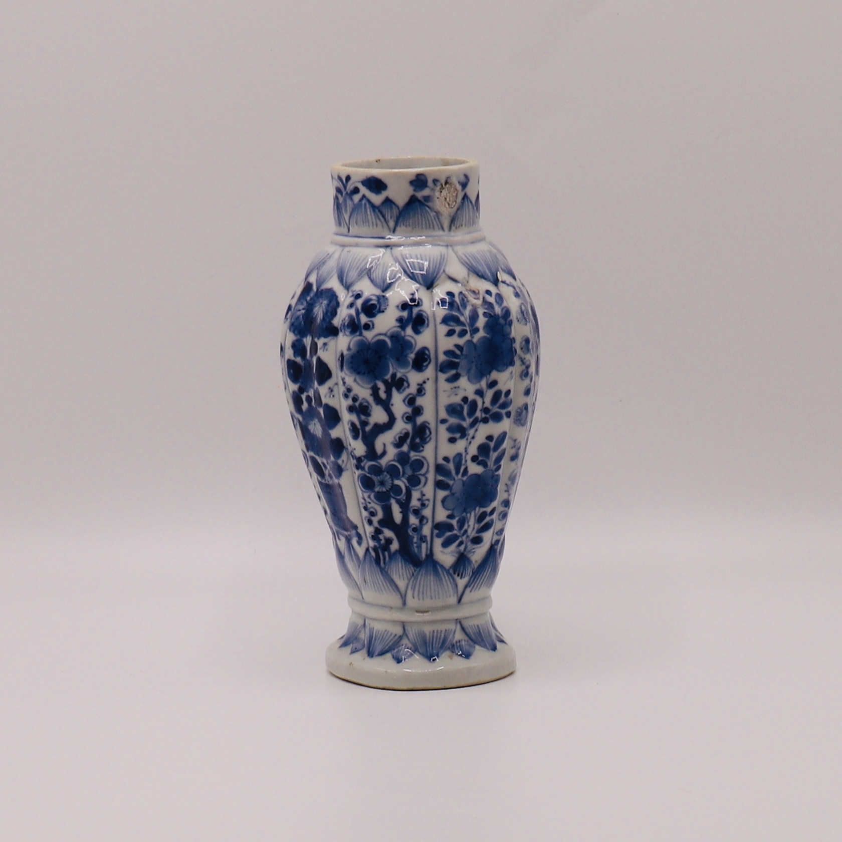 A CHINESE BLUE & WHITE VASE, KANGXI PERIOD (1662-1722) - Image 2 of 7