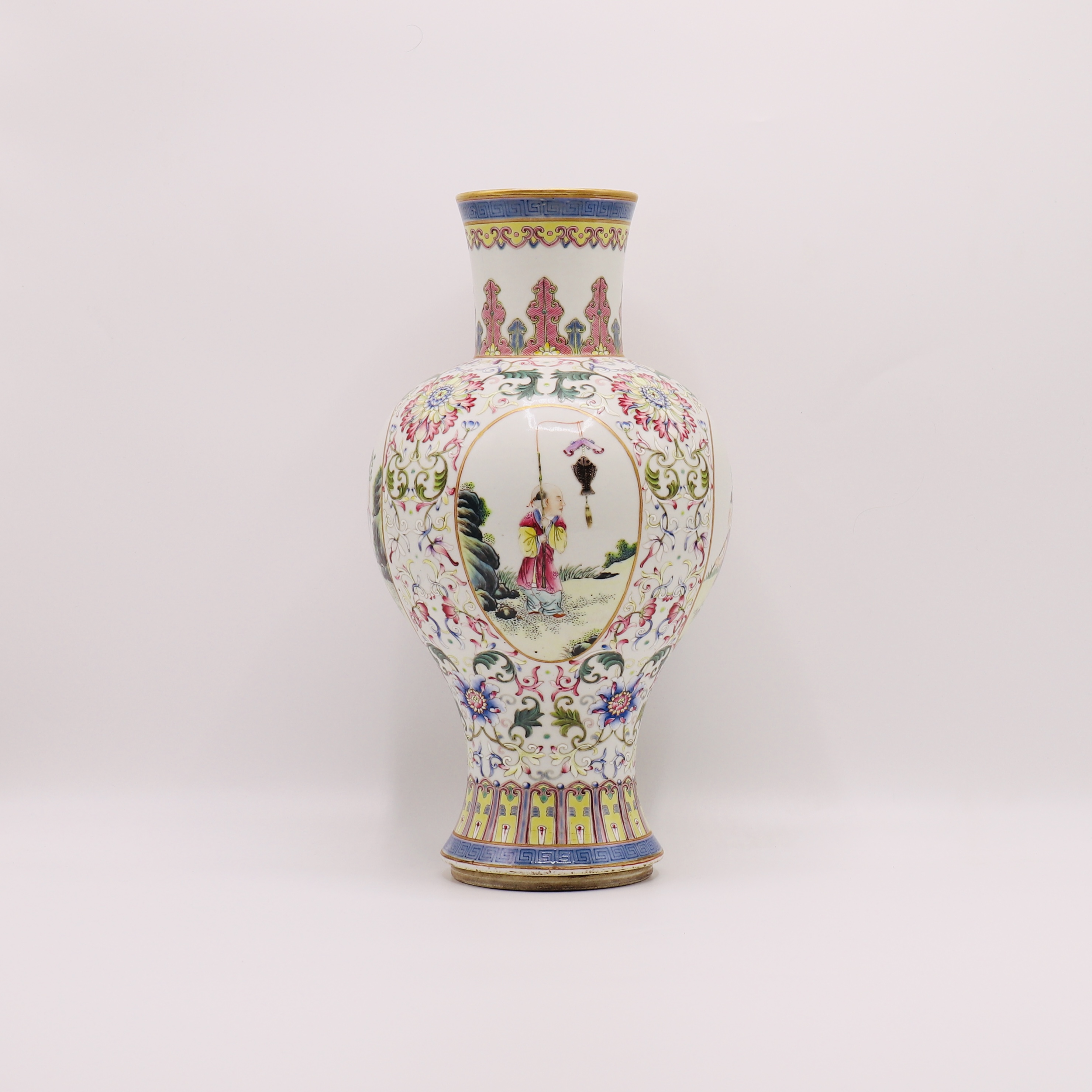 A CHINESE FAMILLE ROSE VASE, QING DYNASTY (1644-1911) - Image 3 of 7