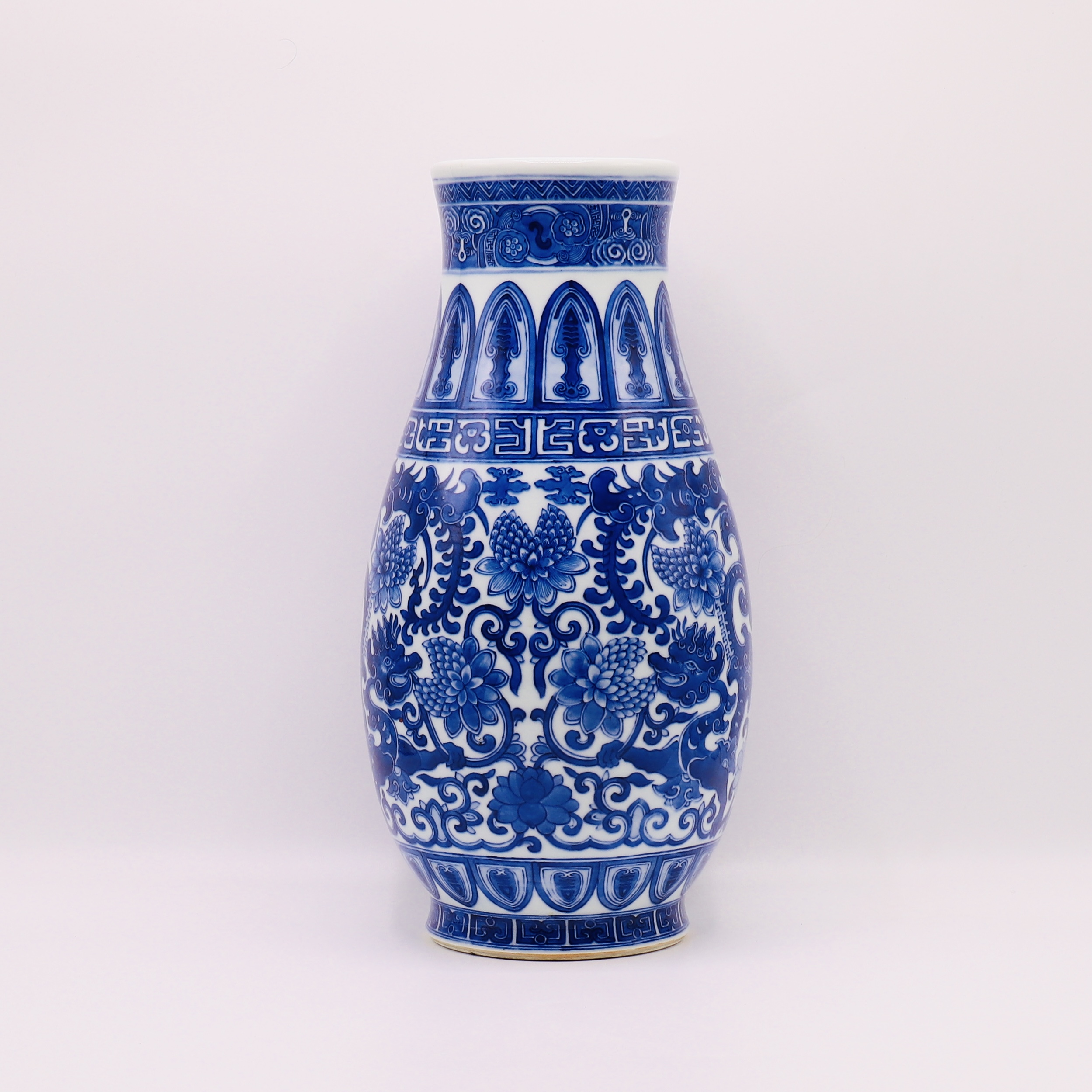 A CHINESE BLUE & WHITE VASE, QIANLONG SEAL MARK BUT PROBABLY LATER QING DYNASTY (1644-1911)