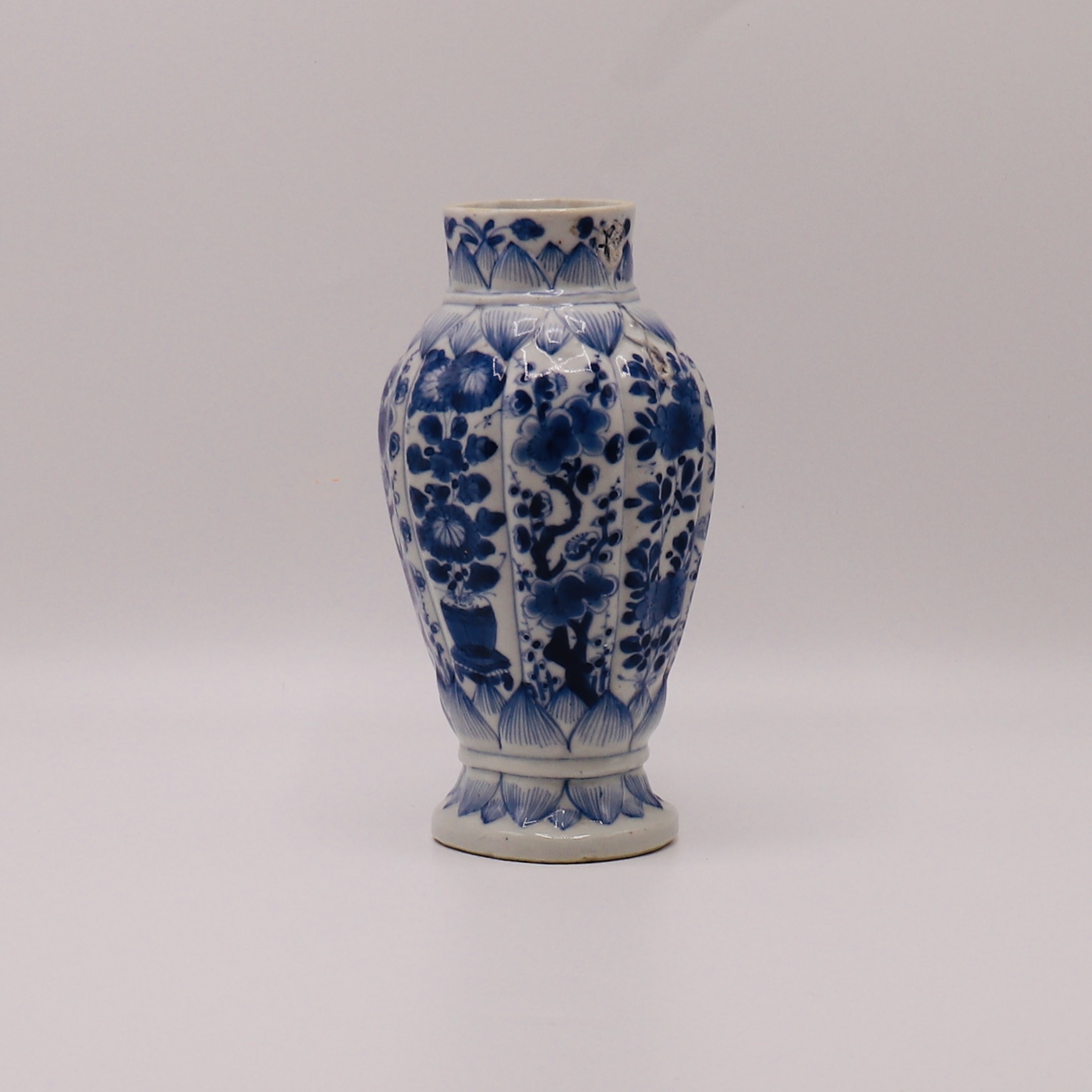 A CHINESE BLUE & WHITE VASE, KANGXI PERIOD (1662-1722) - Image 4 of 7