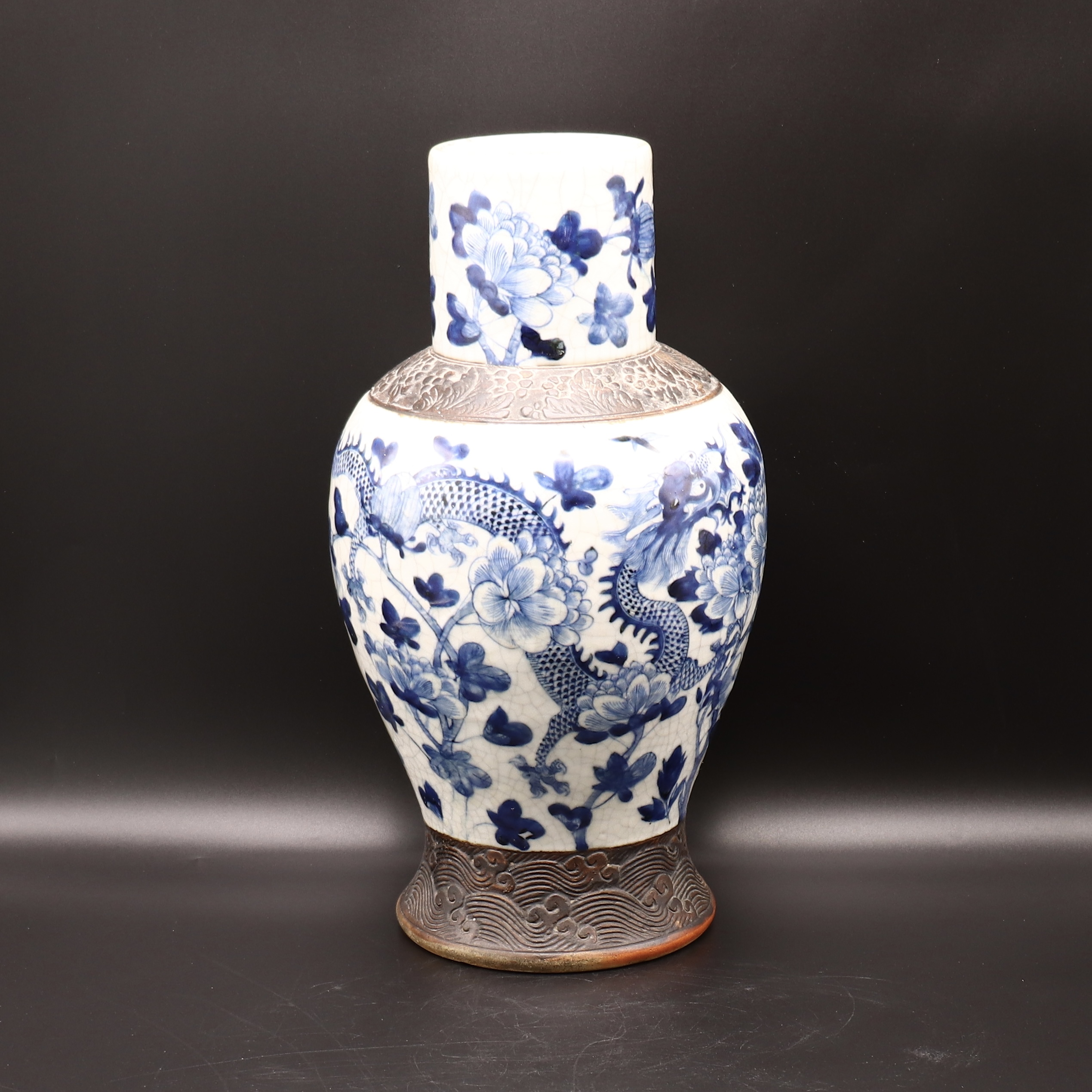 A CHINESE BLUE & WHITE CRACKLE VASE DEPICTING DRAGONS, 19TH CENTURY - Image 6 of 8