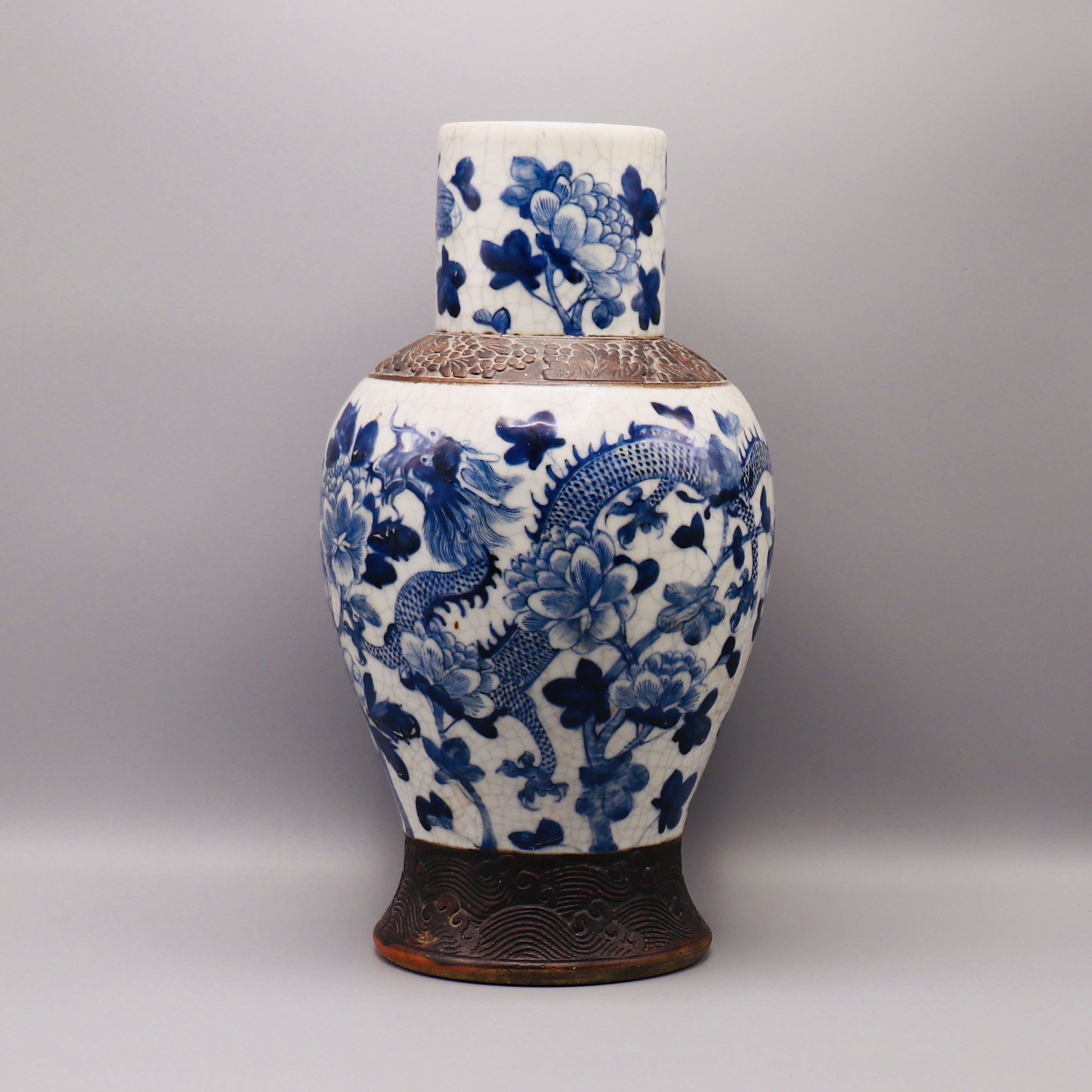A CHINESE BLUE & WHITE CRACKLE VASE DEPICTING DRAGONS, 19TH CENTURY