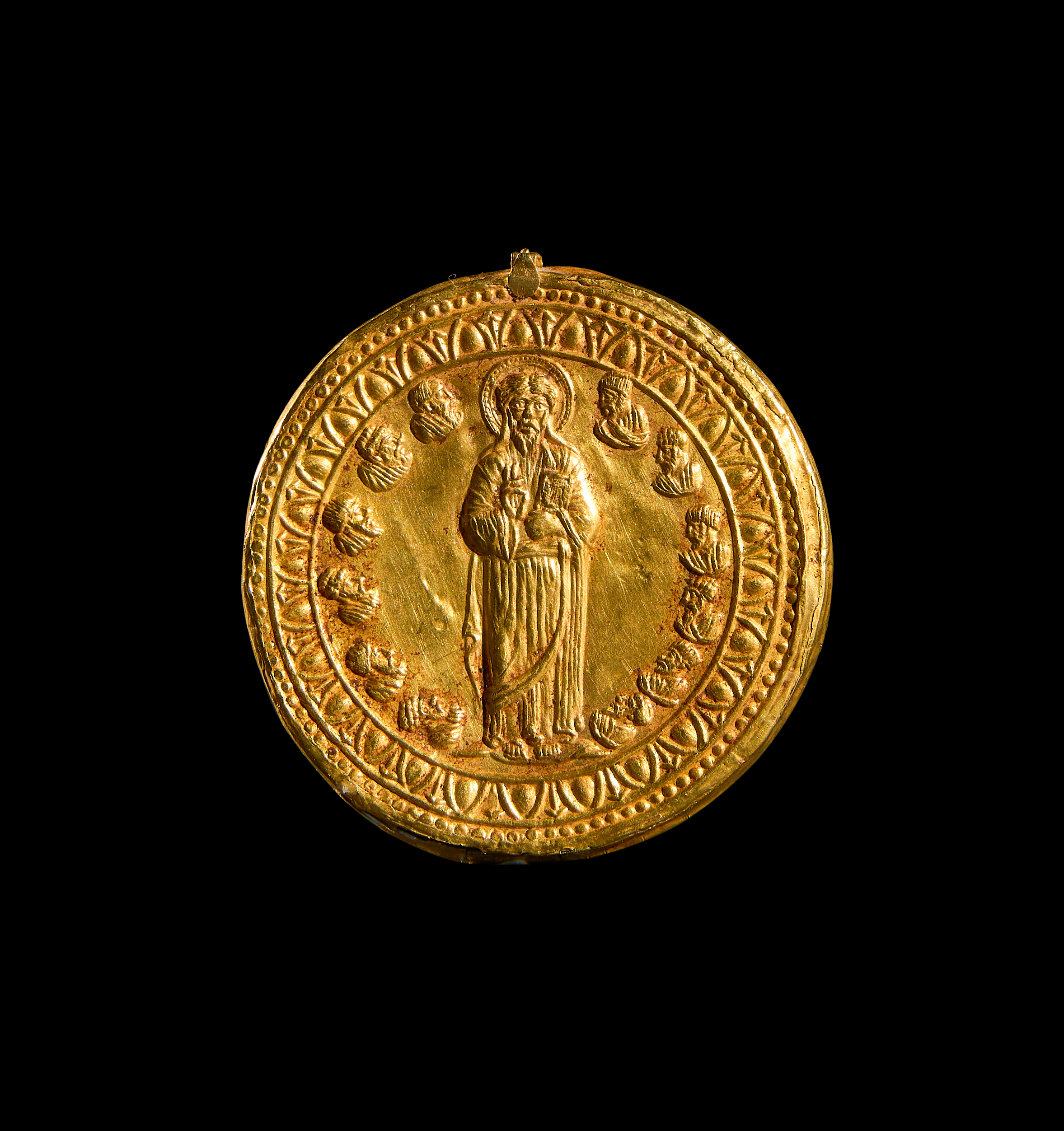 A LARGE GOLD MEDALLION DEPICTING JESUS & THE TWELVE DISCIPLES, BYZANTINE 3RD-5TH CENTURY