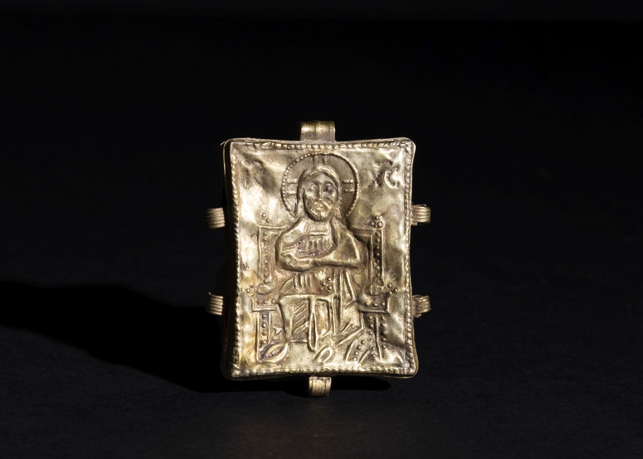 A GOLD BYZANTINE PENDANT WITH A DEPICITON OF CHRIST WITH A LATIN INSCRIPTION "ICXC"