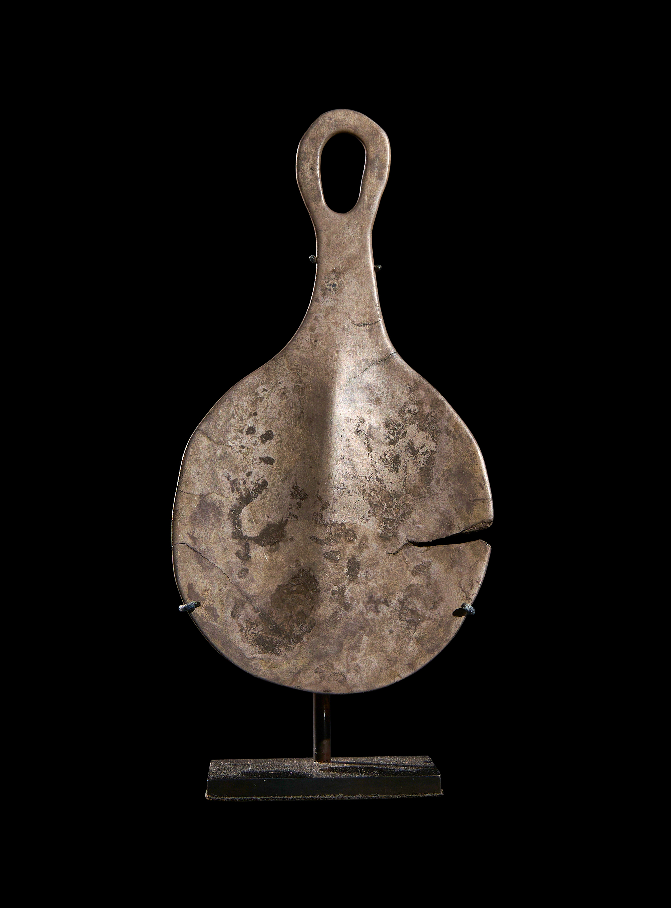 AN ANATOLIAN SILVER "MIRROR" EYE IDOL EARLY BRONZE AGE II, CIRCA 2700-2300 B.C.