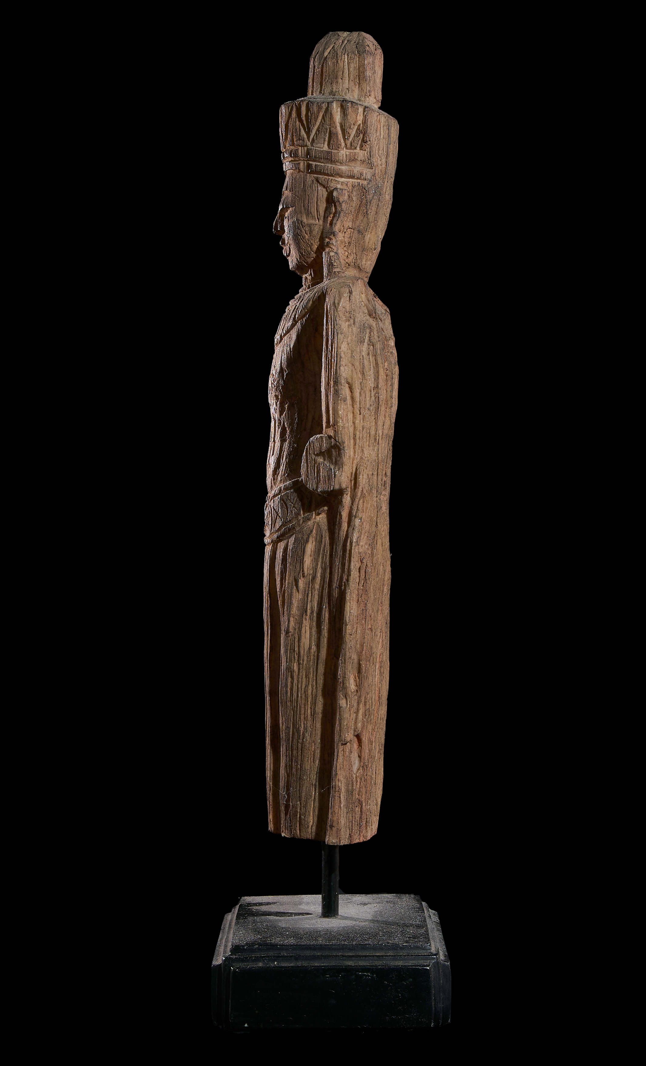 A CARVED KHMER WOODEN FIGURE, PROBABLY 13TH CENTURY - Image 3 of 4