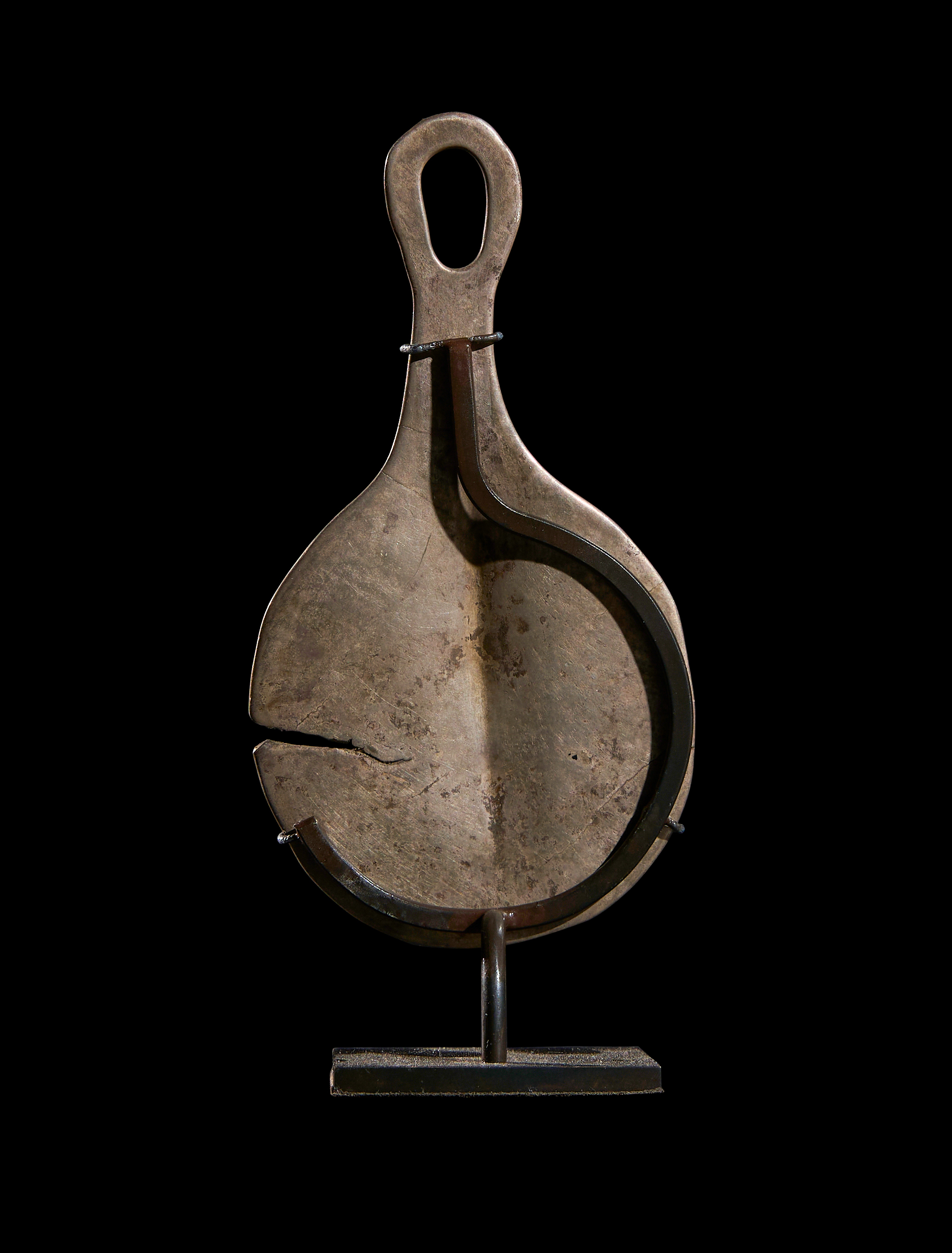 AN ANATOLIAN SILVER "MIRROR" EYE IDOL EARLY BRONZE AGE II, CIRCA 2700-2300 B.C. - Image 2 of 2