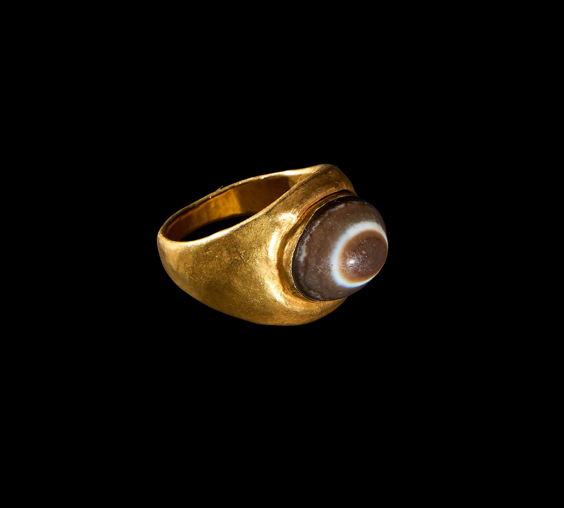 A GOLD & DZI BEAD "EYE" RING - Image 2 of 4