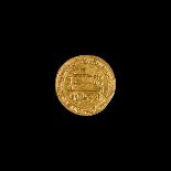 AN ISLAMIC GOLD DINAR MINTED DURING ABBASID DYNASTY, THE CALIPH ALMUKTAI, IN 292 AH/904 AD AT MECCA