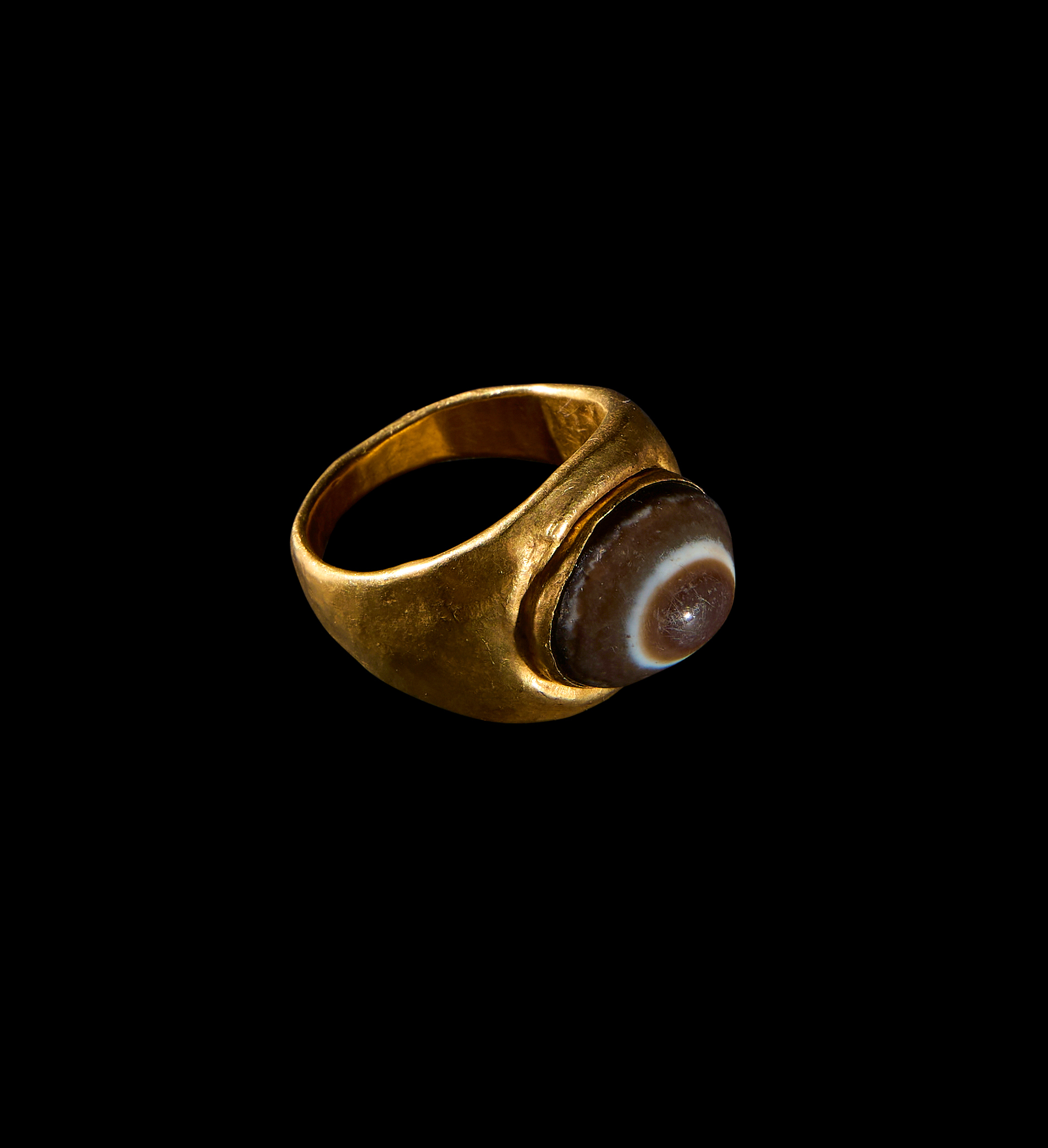 A GOLD & DZI BEAD "EYE" RING - Image 4 of 4