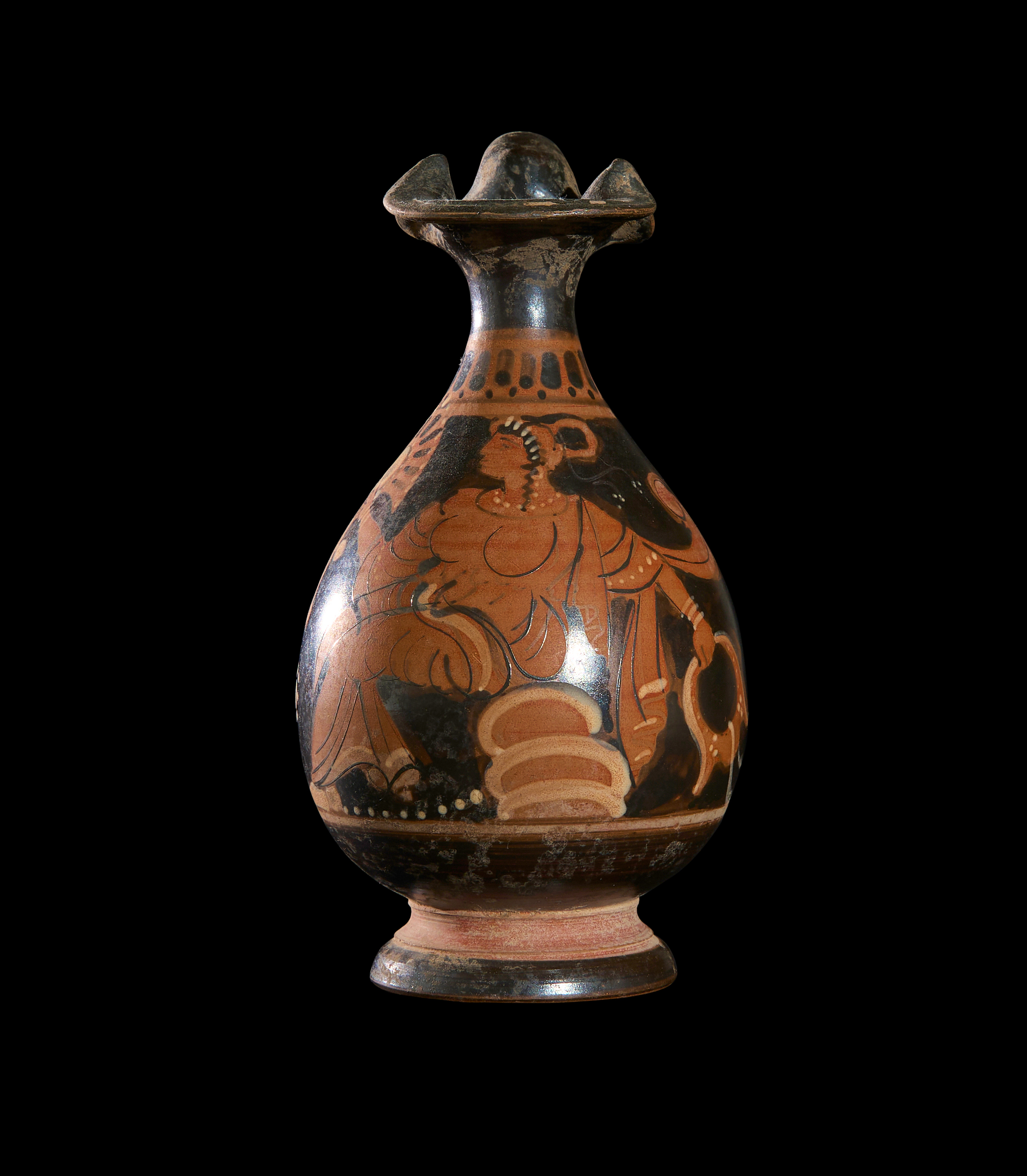 A GREEK APULIAN RED FIGURE TREFOIL OINOCHOE, DEPICTING A SEATED LADY, SOUTH ITALIAN - Image 2 of 3