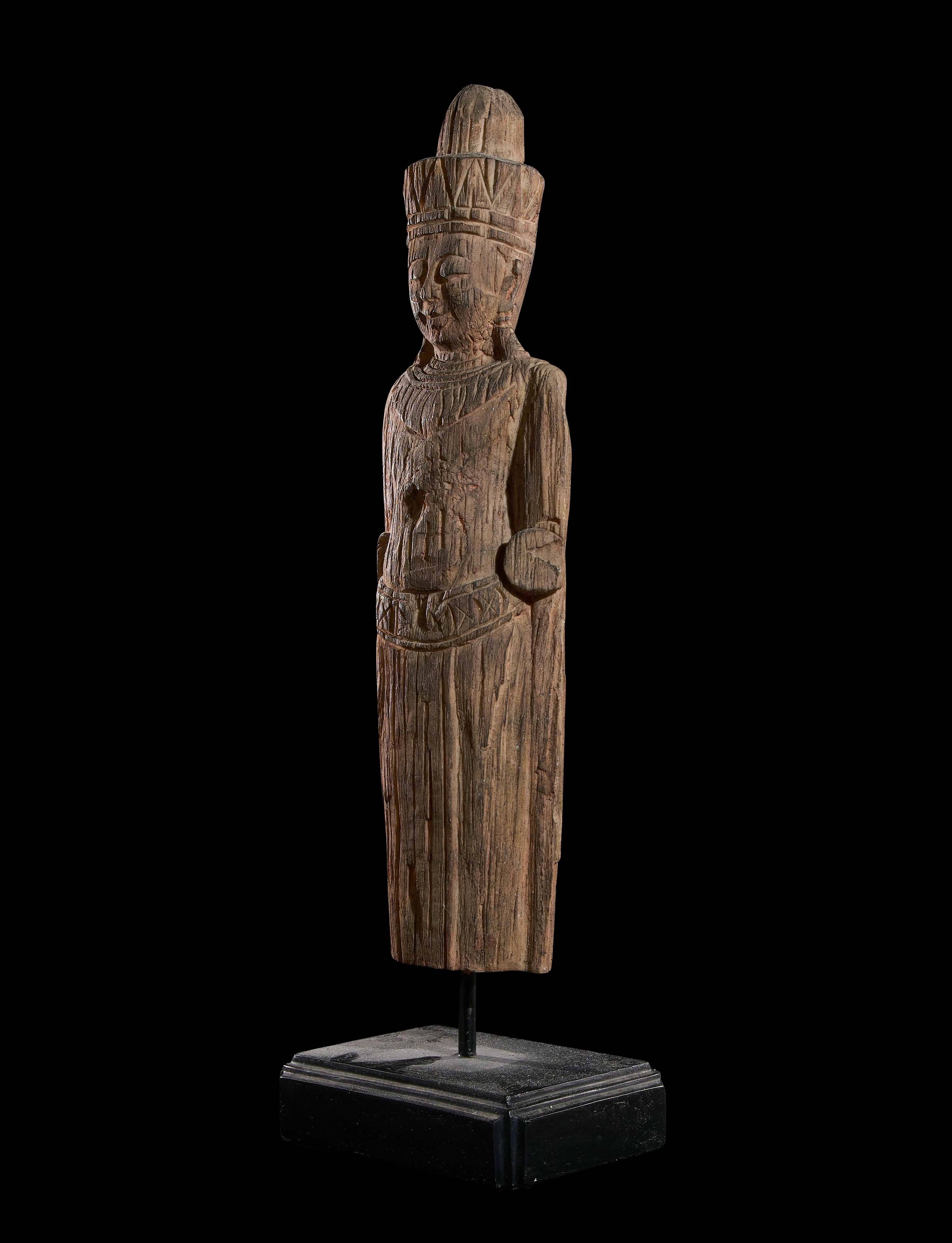A CARVED KHMER WOODEN FIGURE, PROBABLY 13TH CENTURY - Image 4 of 4