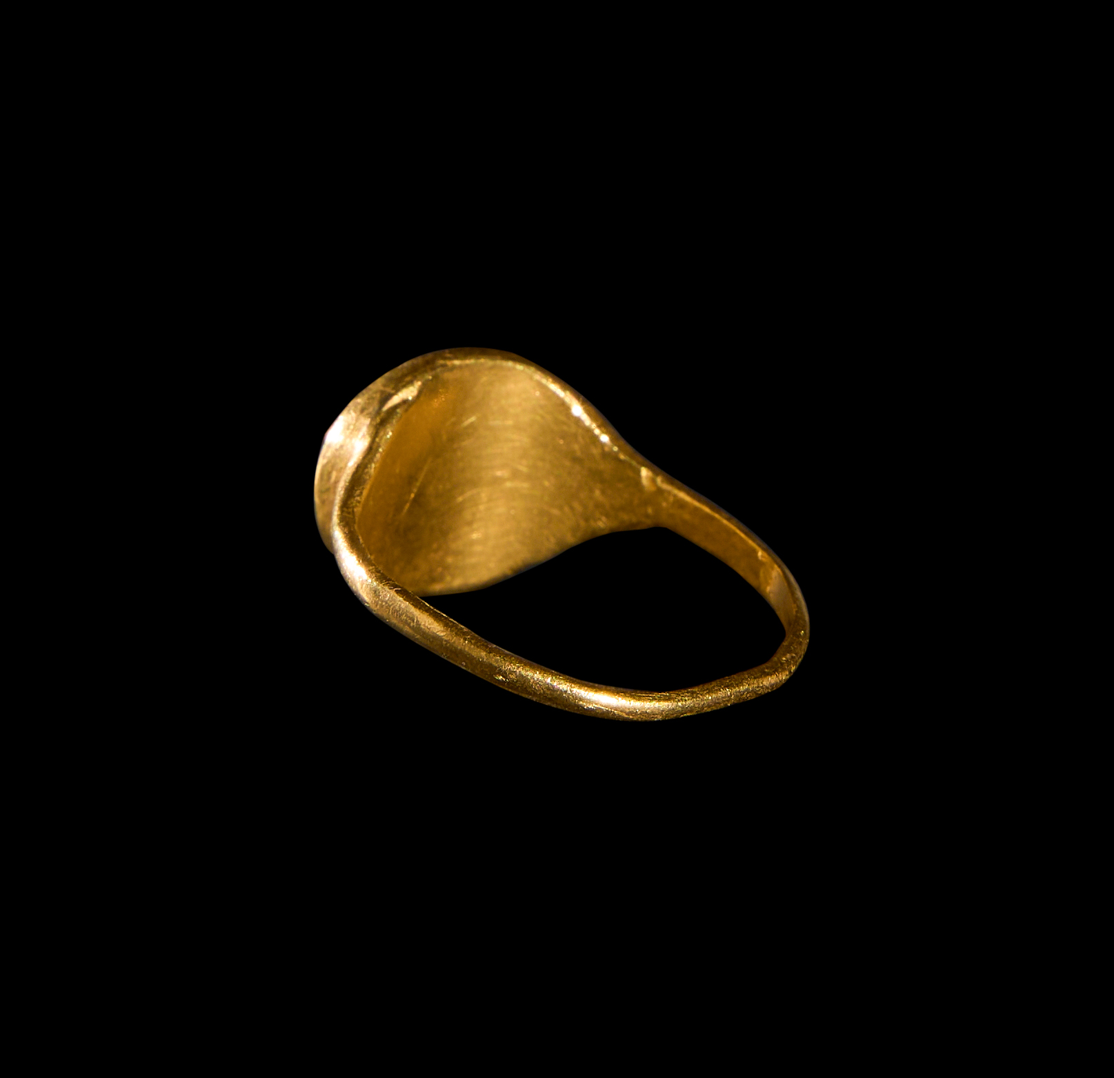 A ROMAN GOLD AND NICOLO RING DEPCITING THE STORY OF CAPITOLINE WOLF CIRCA 3RD-4TH CENTURY A.D. - Image 3 of 3