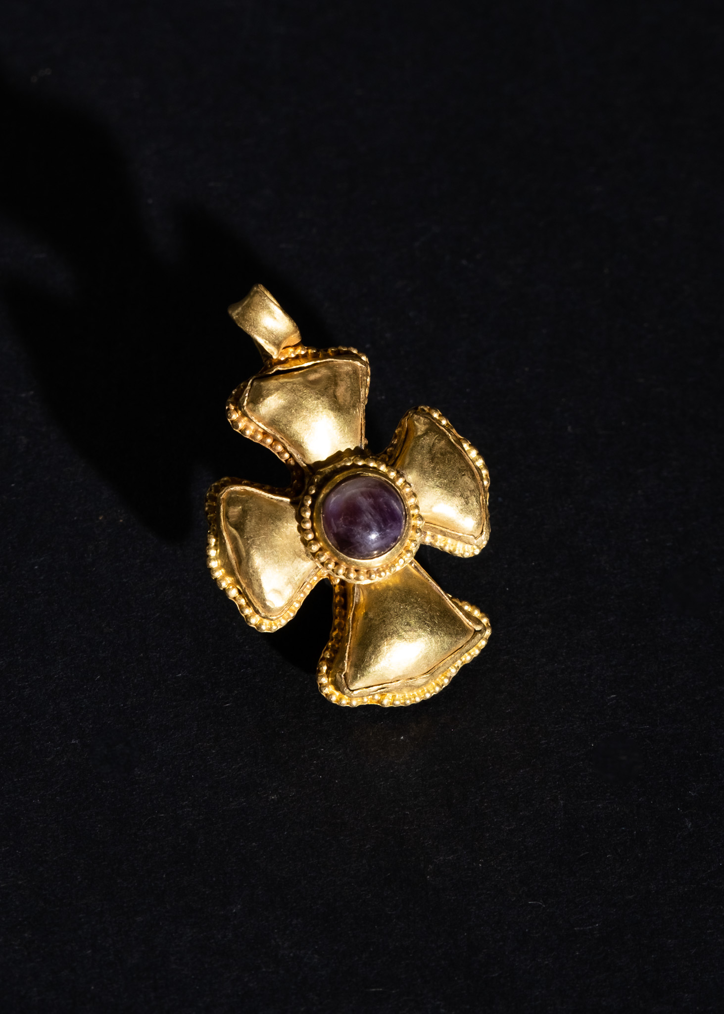 A GOLD BYZANTINE CROSS WITH AN AMETHYST CENTRE STONE, CIRCA 3RD-5TH CENTURY
