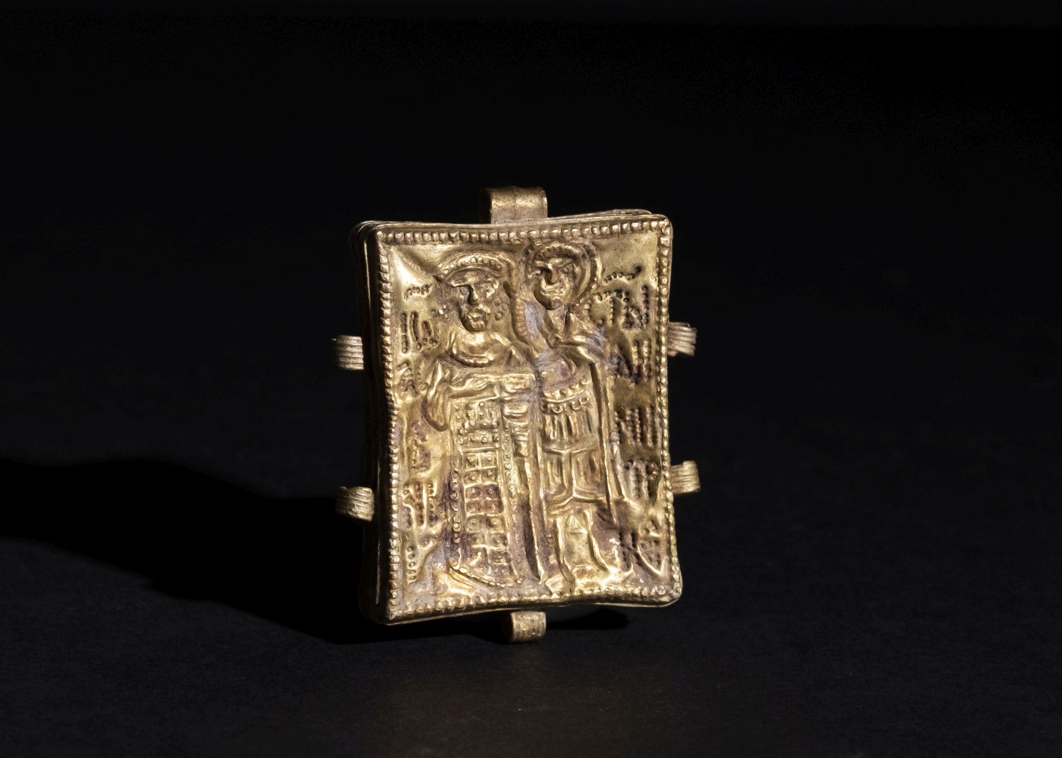 A GOLD BYZANTINE PENDANT WITH A DEPICITON OF CHRIST WITH A LATIN INSCRIPTION "ICXC" - Image 2 of 2