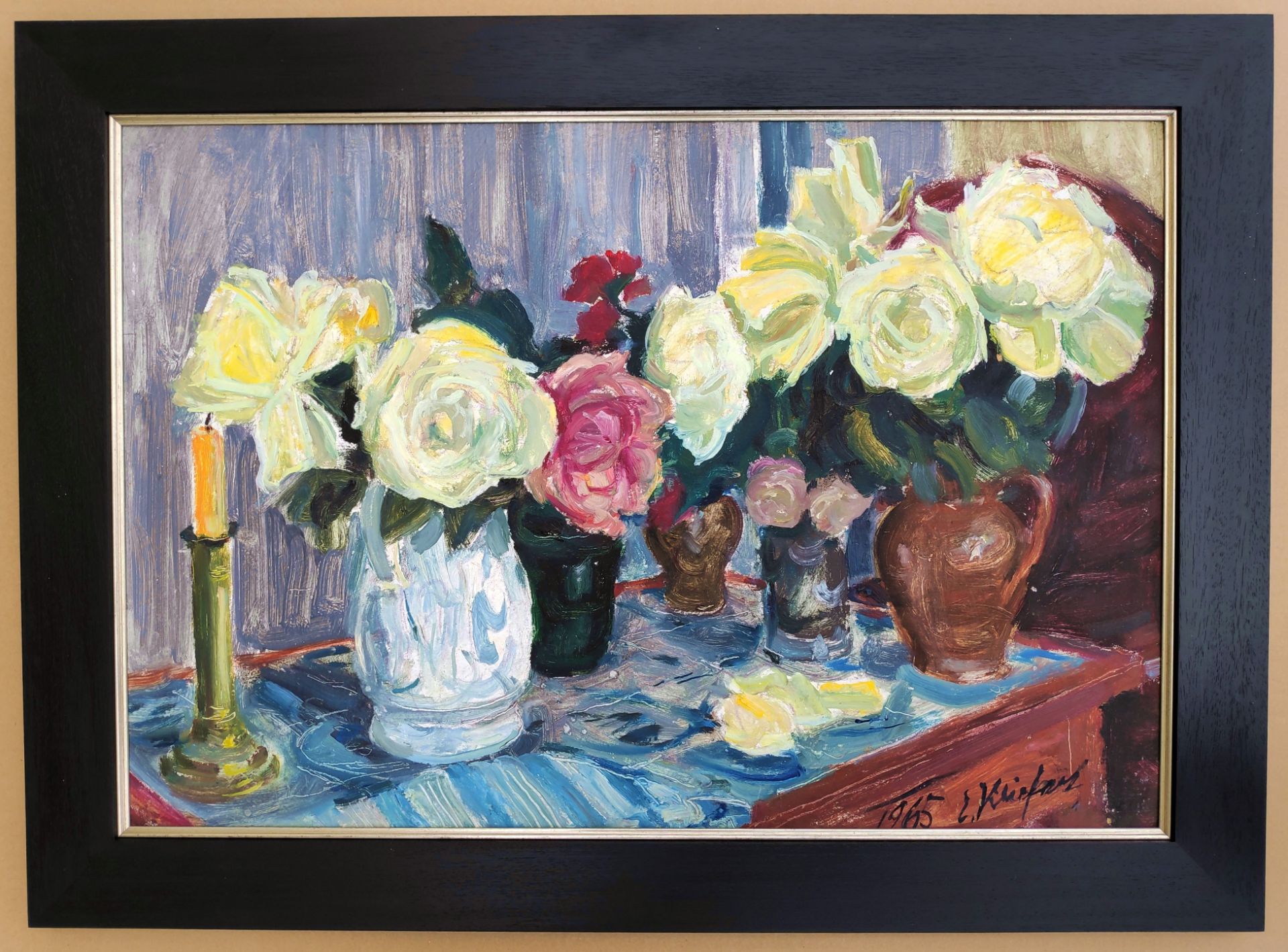 Kliefert, Erich (1893-Berlin – 1994 Stralsund) „Stillleben mit Rosen und Biedermeier-Kerzenhalter“ - Bild 2 aus 3