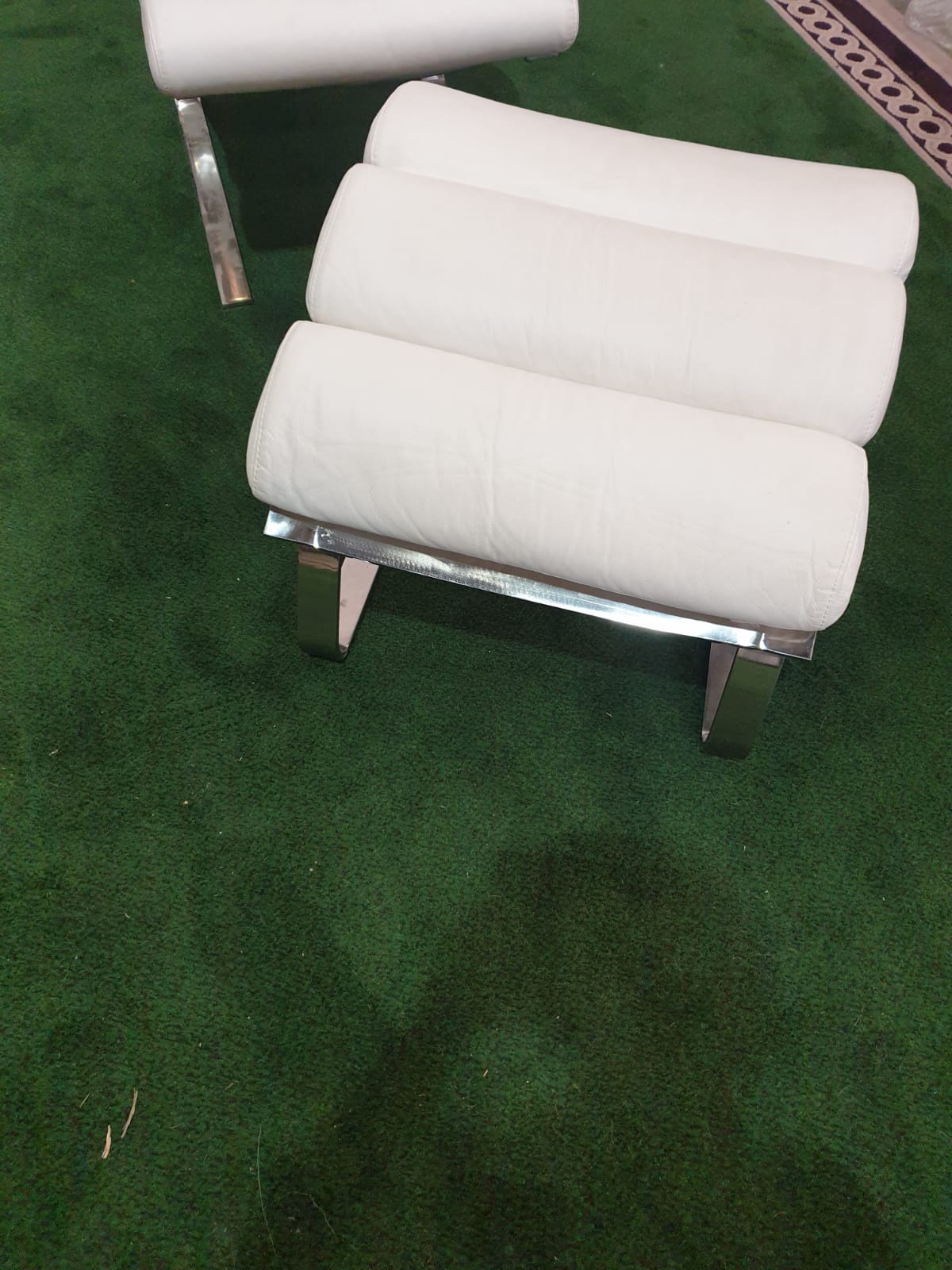 White Leather Relaxed Chair With Footstool 56 X 54 X 94cm / 58 X 55 X 48cm (ST30) - Image 2 of 3
