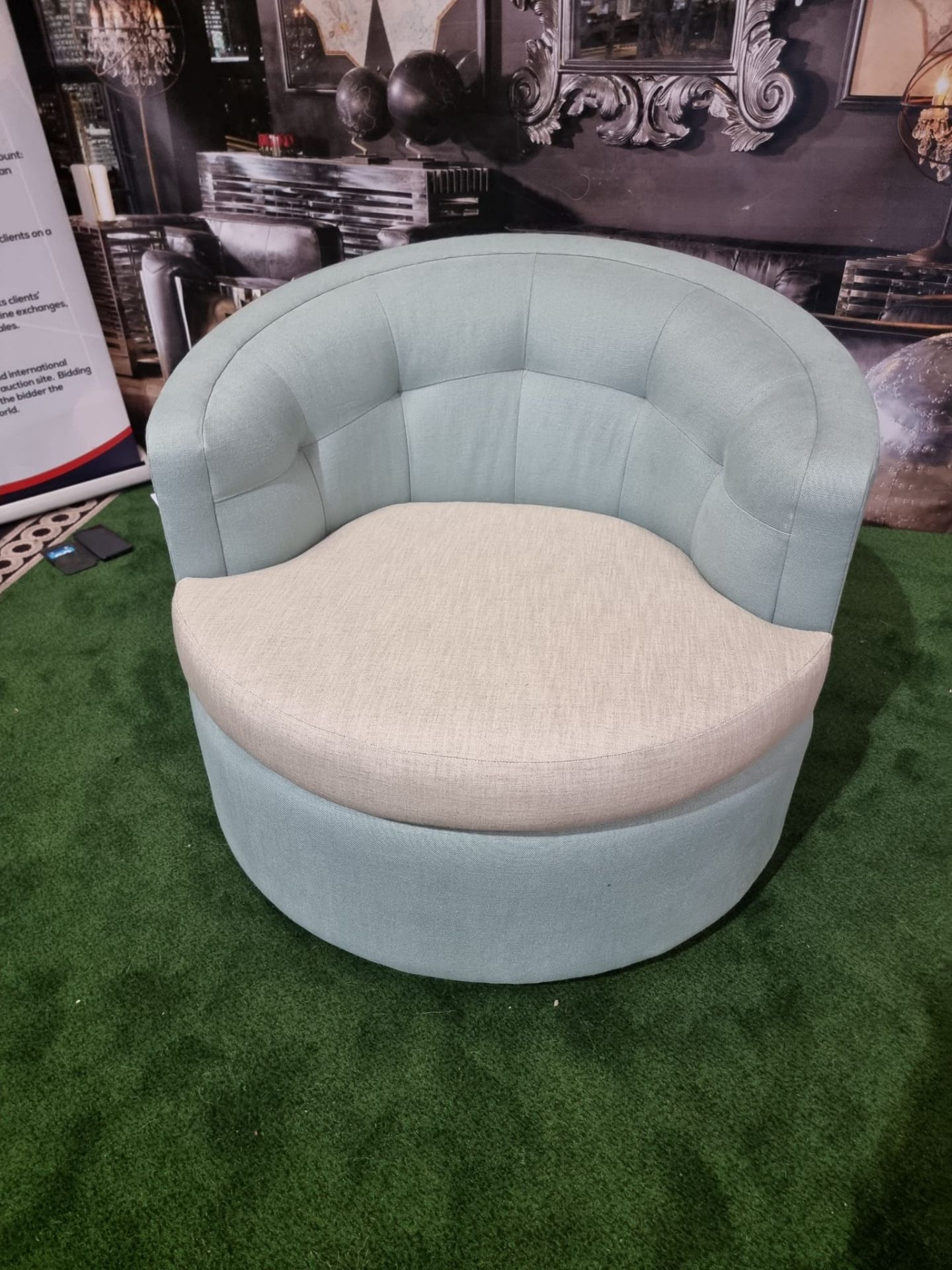 Mayfair Swivel Armchair This Swivel Armchair Makes A Real Statement And Adds A Contemporary Accent - Bild 5 aus 7