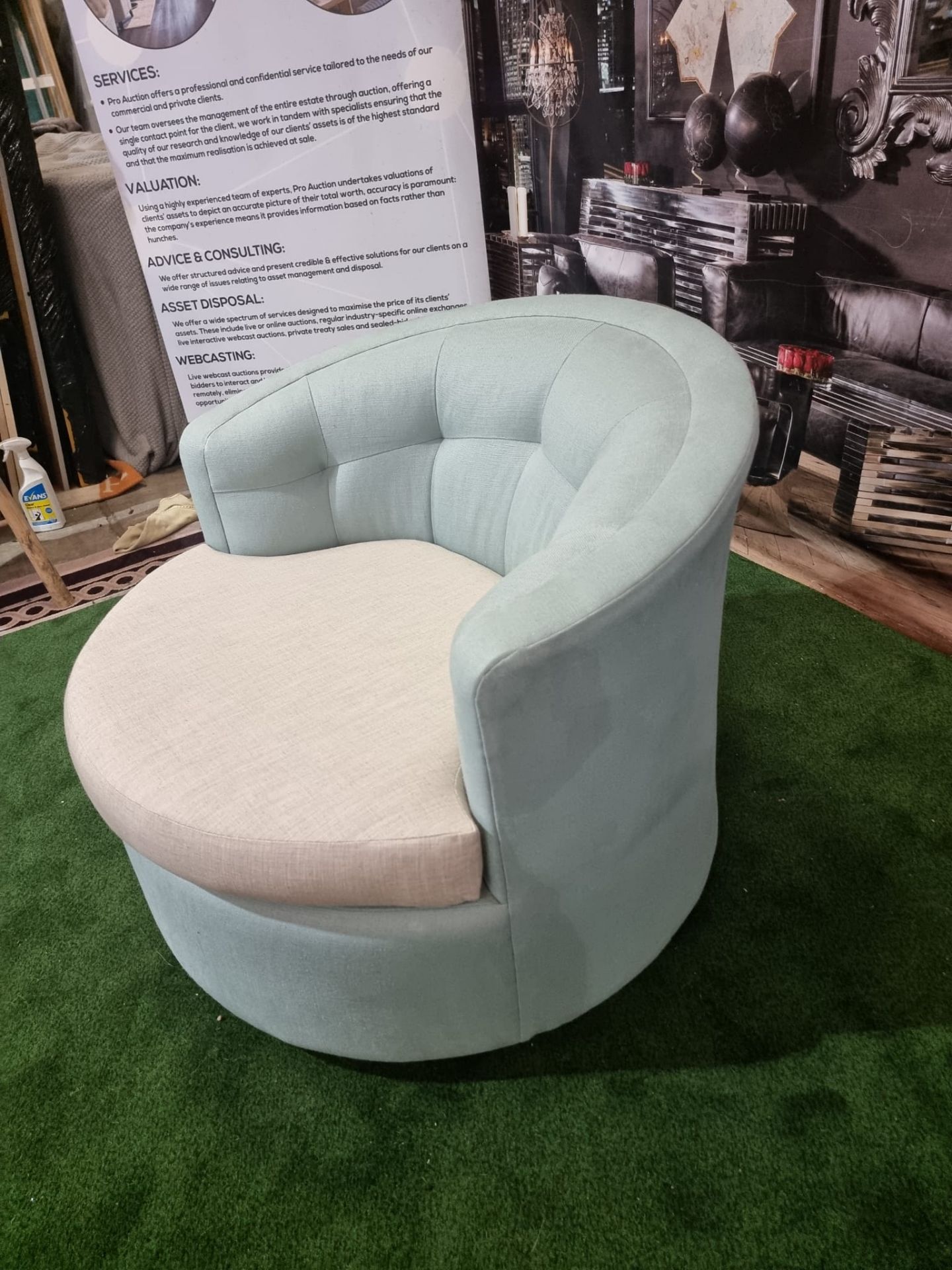 Mayfair Swivel Armchair This Swivel Armchair Makes A Real Statement And Adds A Contemporary Accent - Bild 2 aus 7