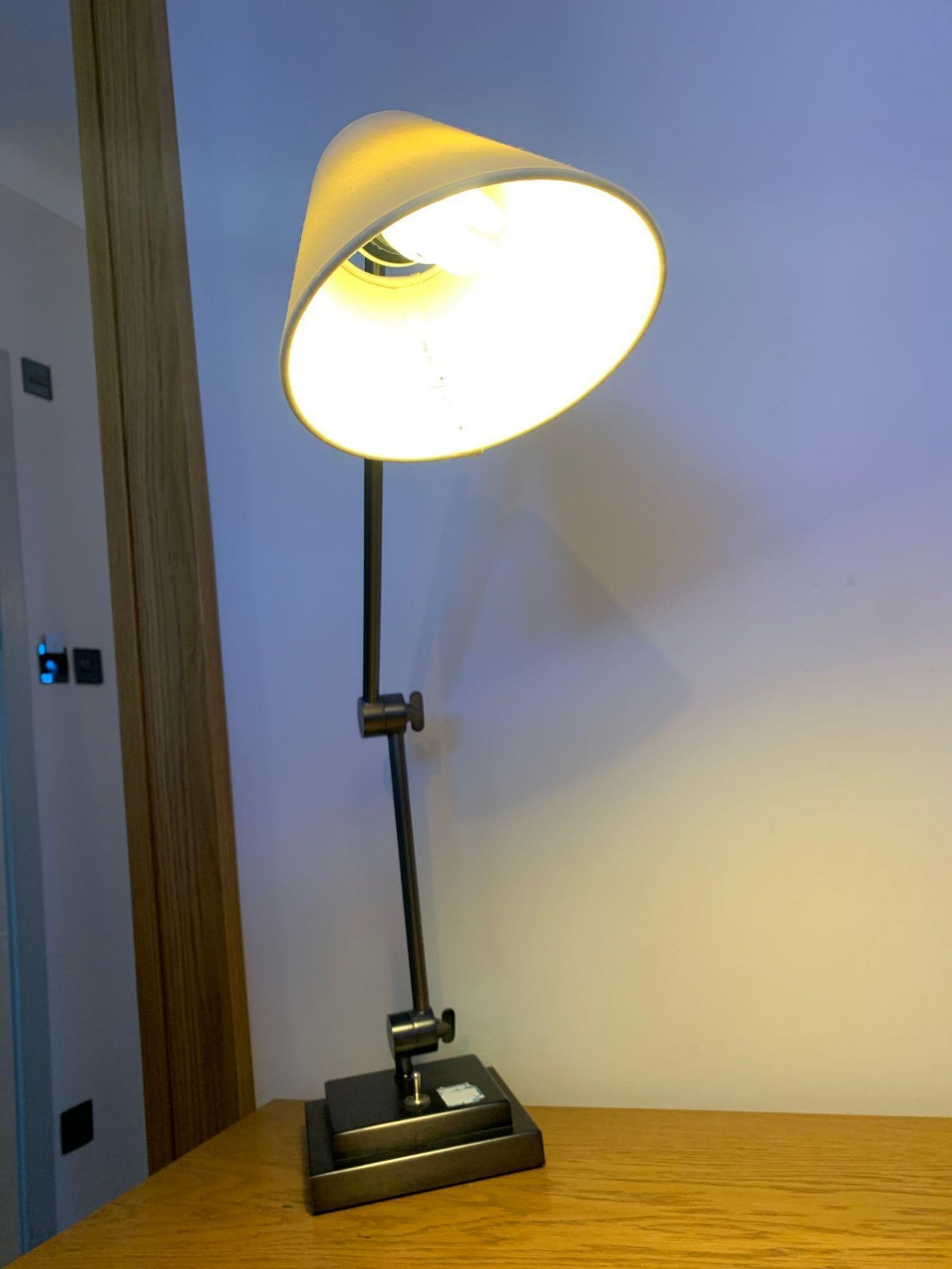 Chelsom desk study desk lamp with heavy stepped base and two toothed locking key swivel joints. base - Bild 2 aus 2