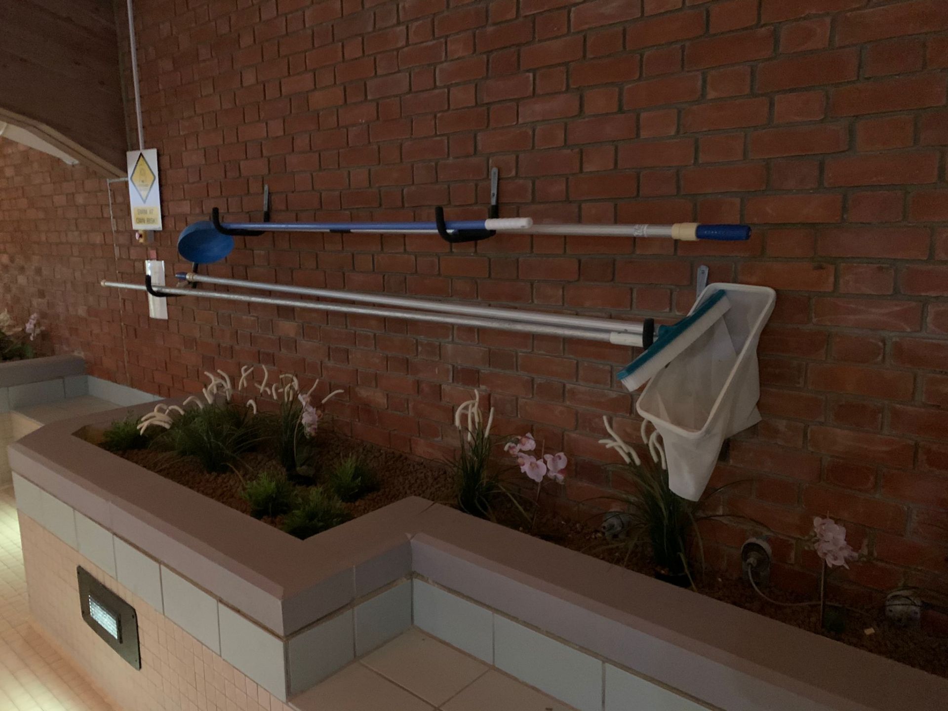 Pro Copi pool Valet Junior Pool Floor Robot complete with pool nets, poles and rake ( Leisure Centre - Image 4 of 4