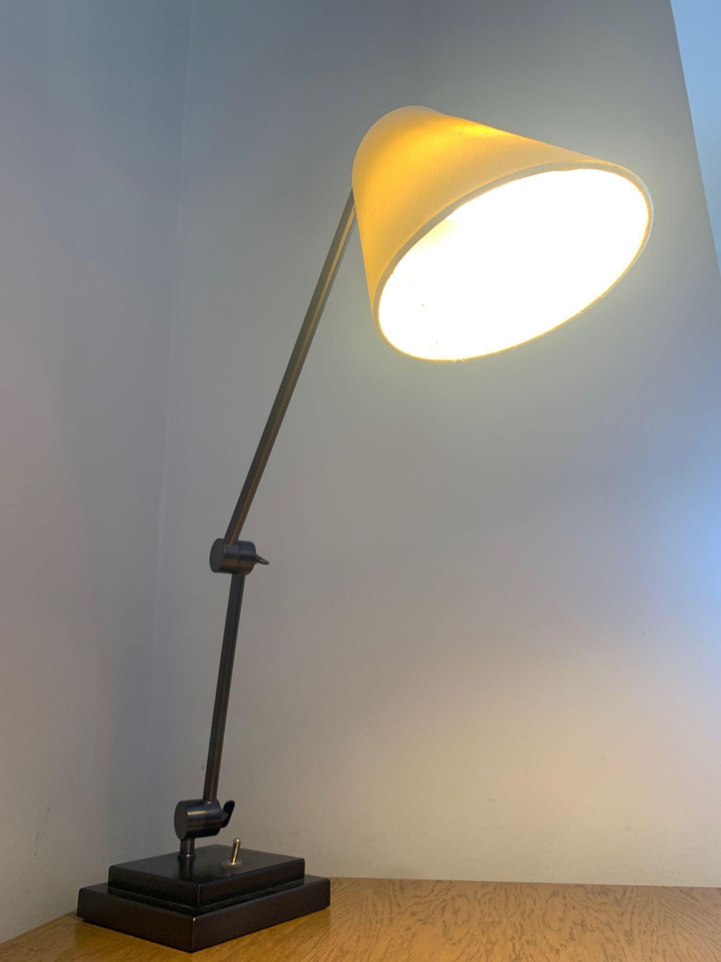 Chelsom desk study desk lamp with heavy stepped base and two toothed locking key swivel joints. base - Bild 2 aus 2