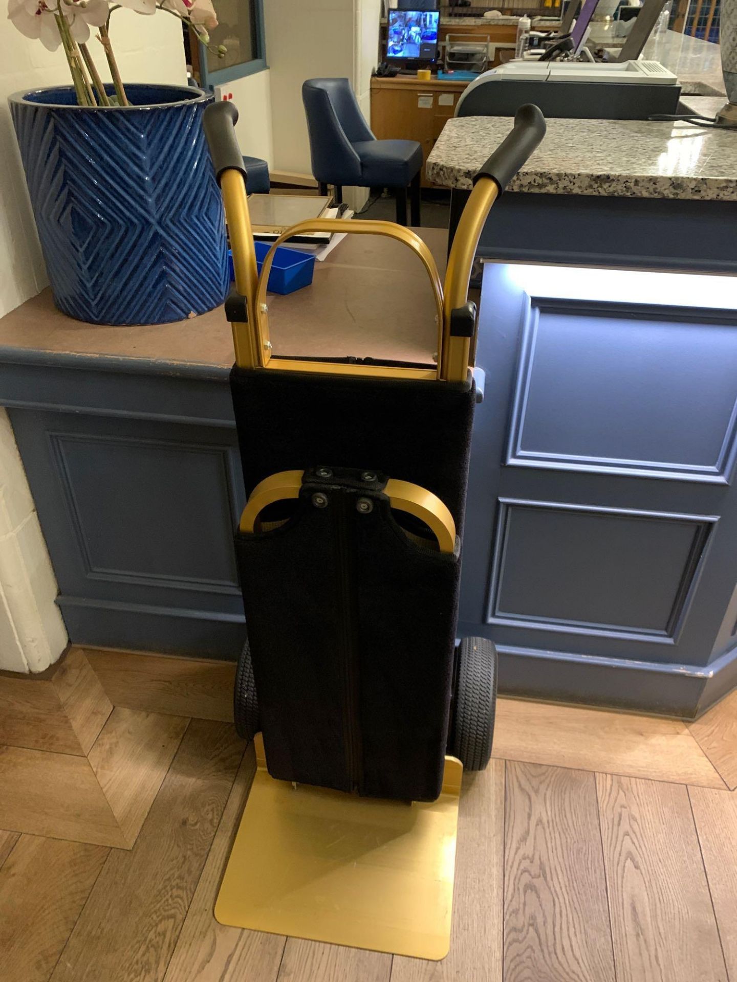 Brass plated porters hand luggage truck with carpet ( Reception / Tudor ) - Bild 2 aus 3