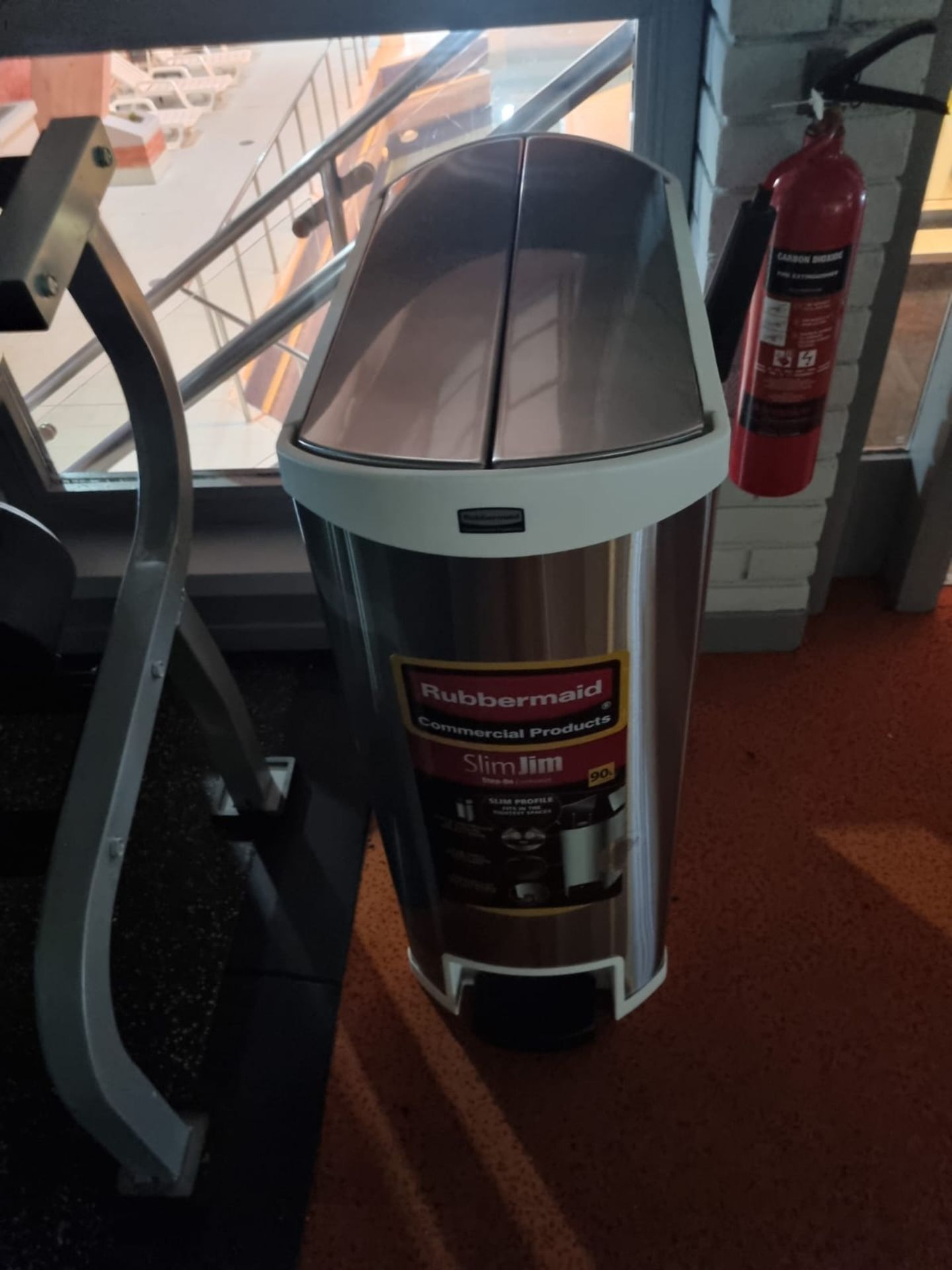 Rubbermaid Slim Jim pedal bin with 90 liter stainless steel side pedal ( Leisure Centre ) - Bild 2 aus 2