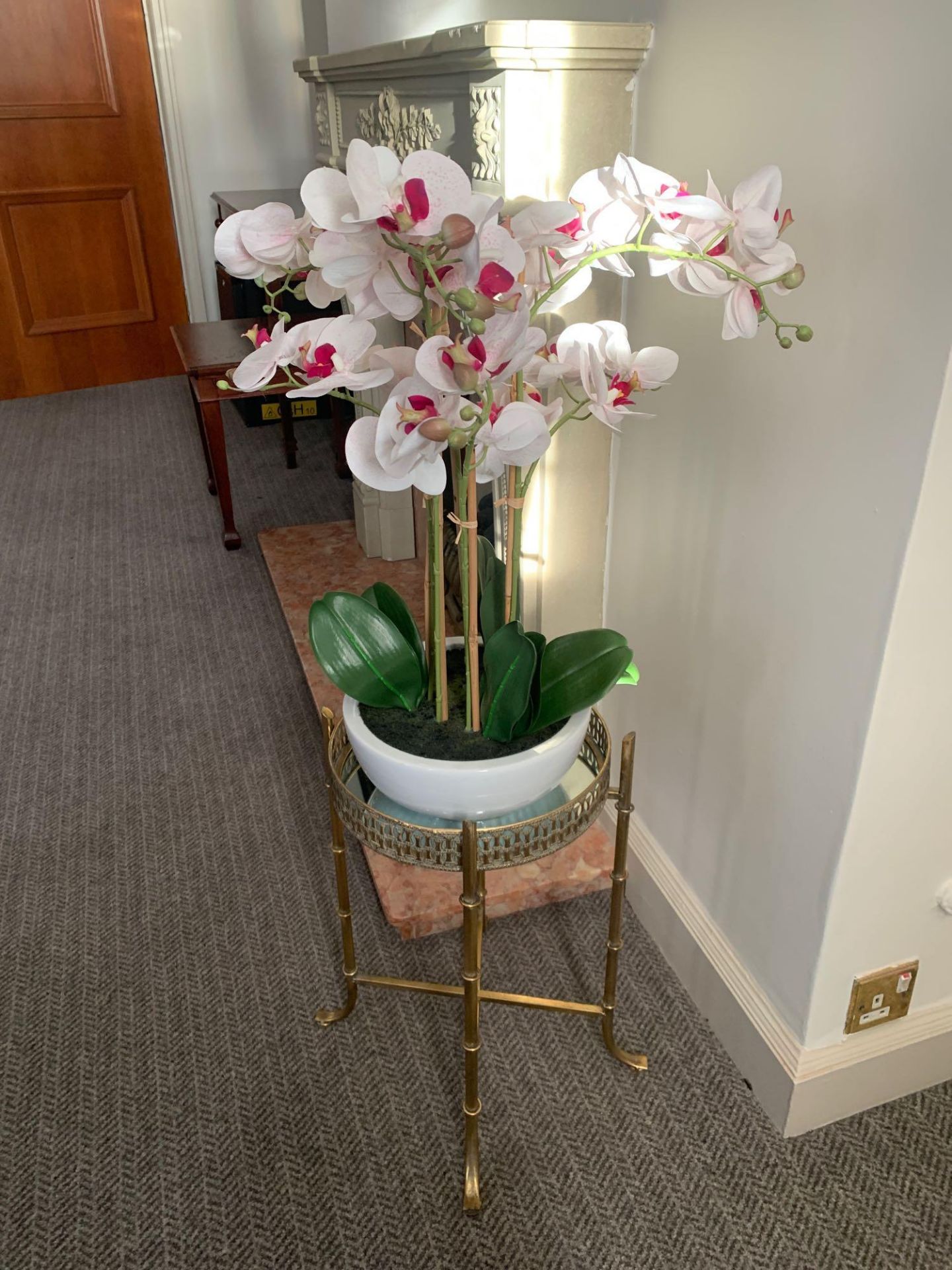 A mirrored top antique brass brass jardinere stand with planter and artificial plant R149 ( East - Bild 3 aus 3